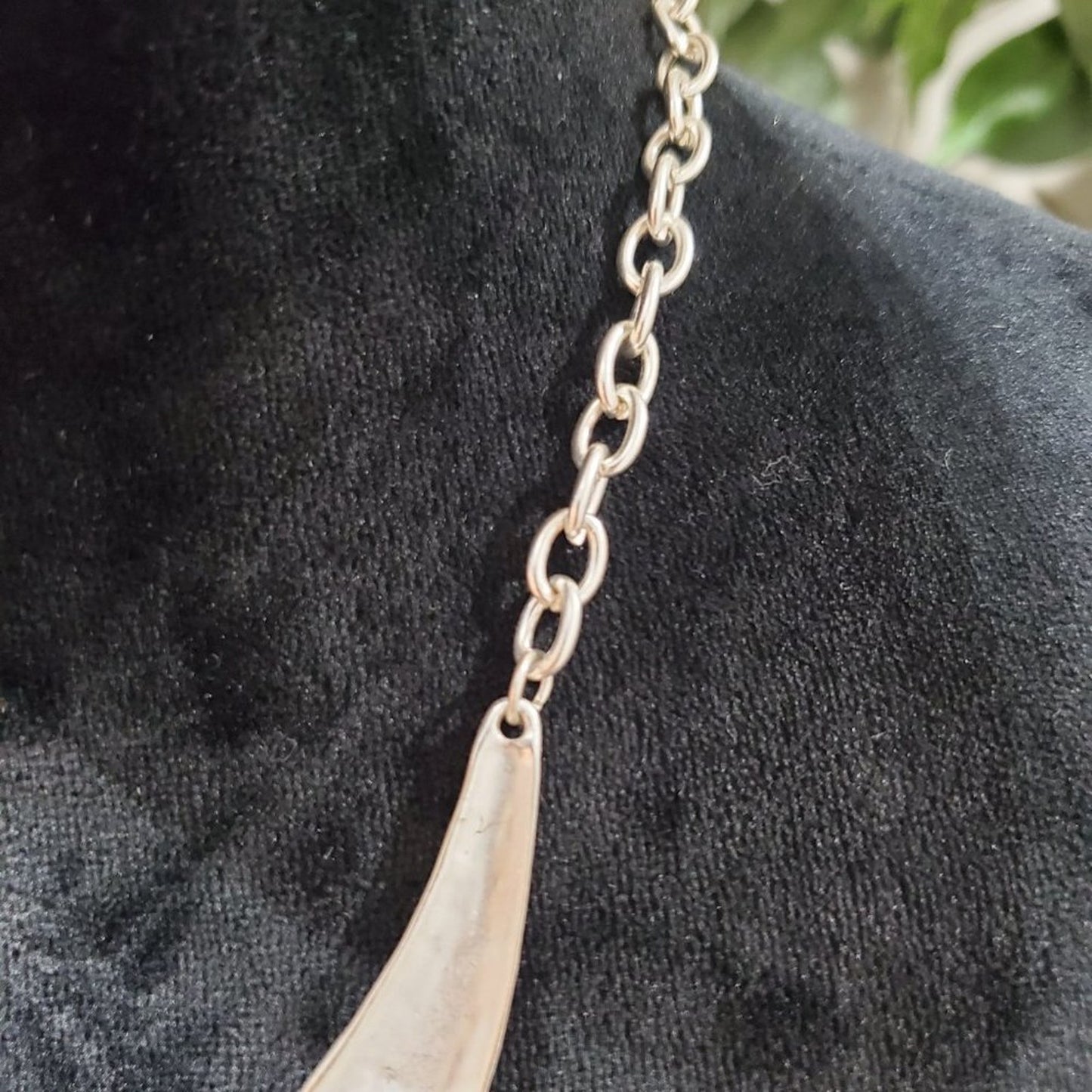 Women's Round White Black Resin Gold Chain Fashion Jewelry Necklace