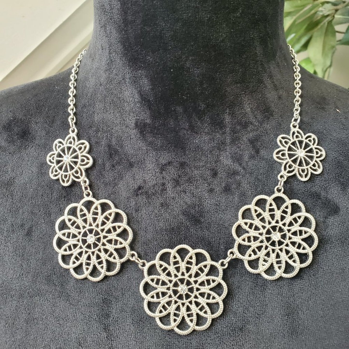 Women's Silver Tone with Flowers Design with Lobster Clasp Necklace