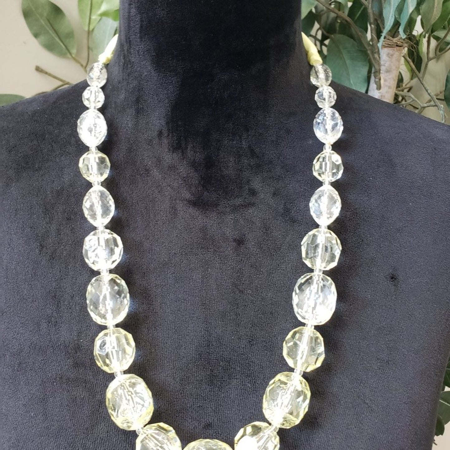 Womens Fashions Clear Faceted Graduated Glass Collar Necklace with Lobster Clasp
