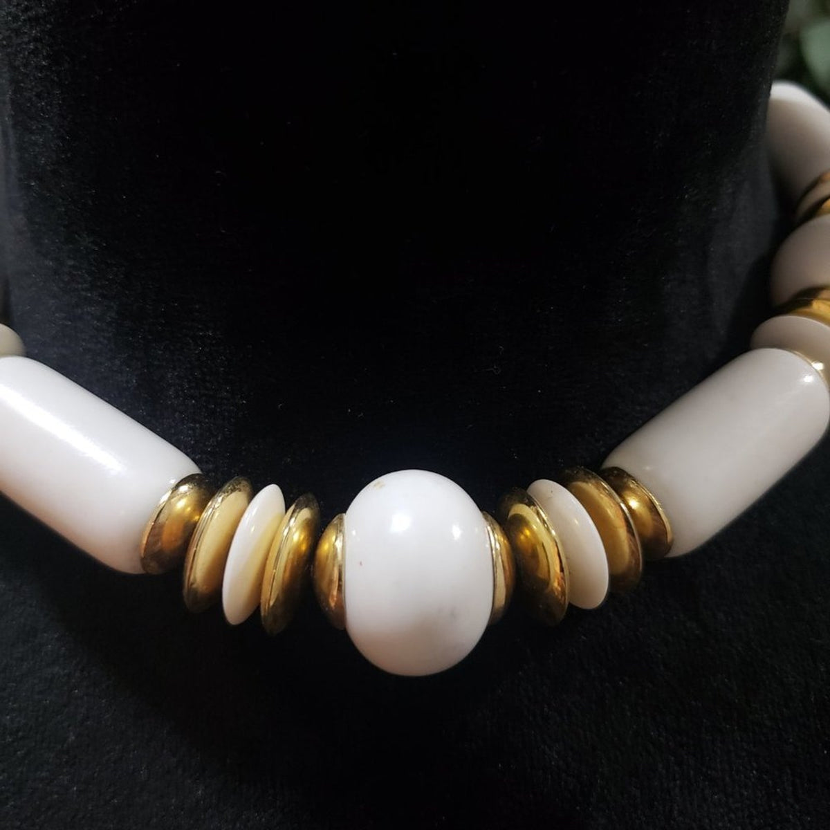 Women's Vintage White & Gold Round Beaded Lobster Clasp Necklace