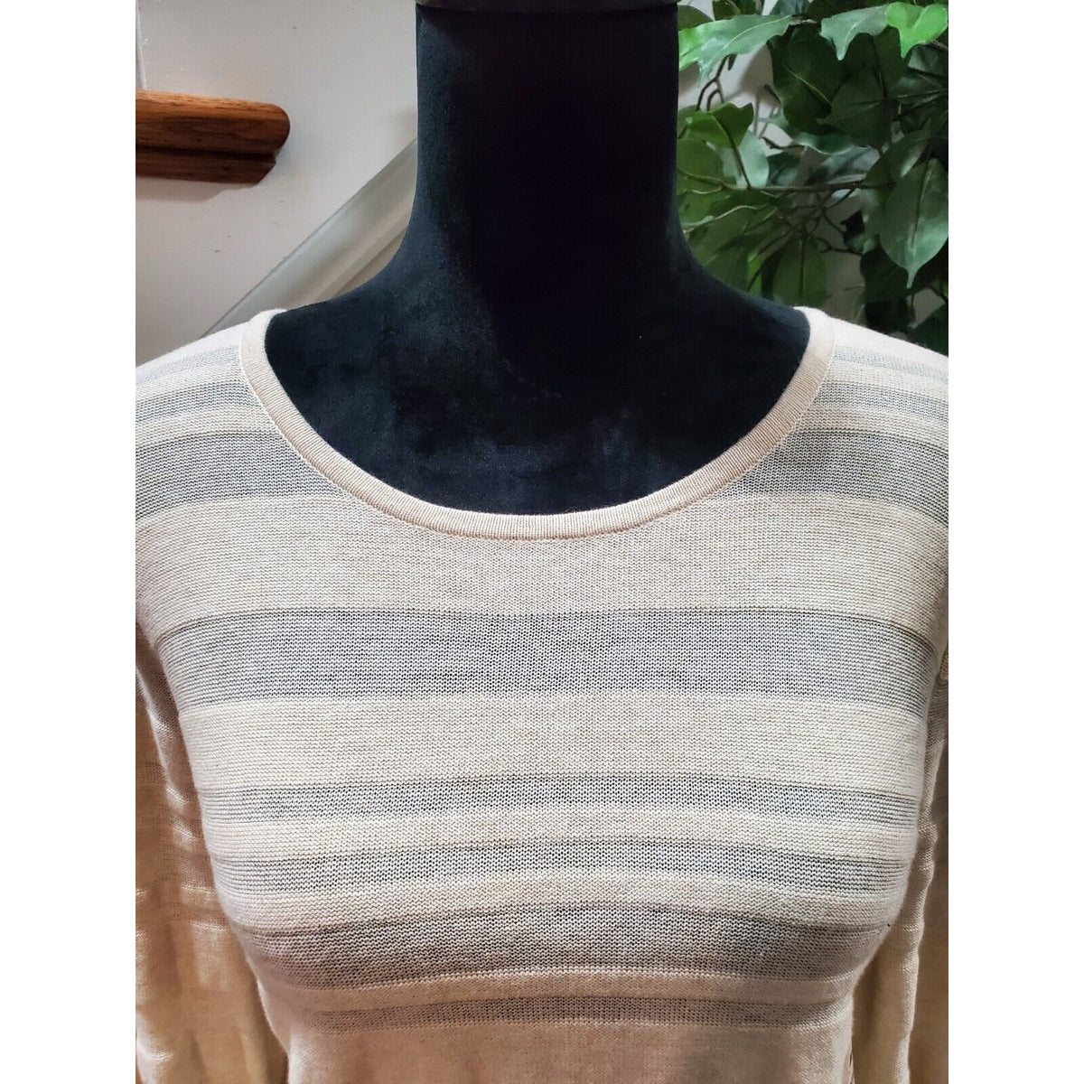 Eight Eight Eight Women's Beige Round Neck Long Sleeve Pullover Knit Sweater M