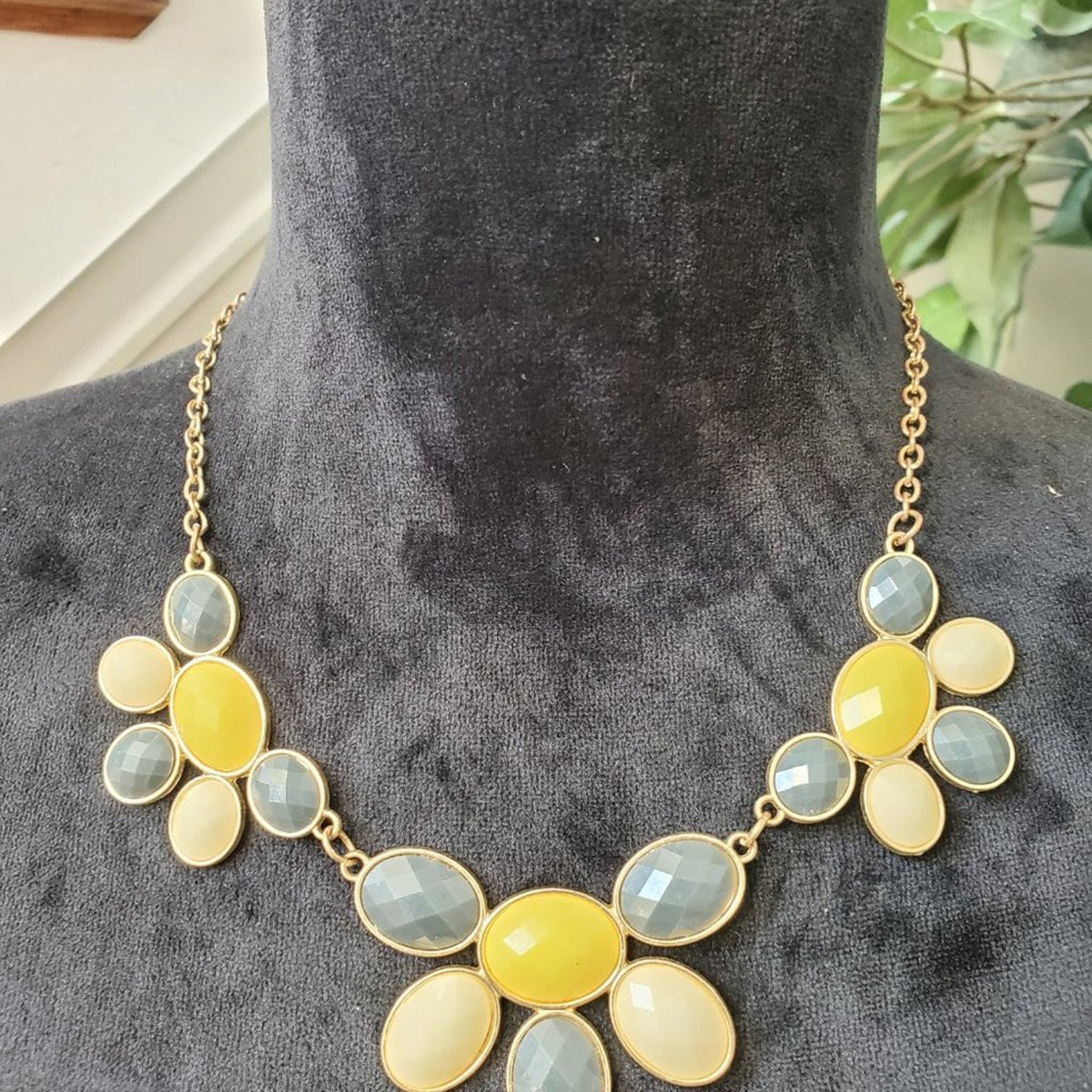 Women's Vintage Charming Charlie Ivory/Gray Tone Statement Necklace