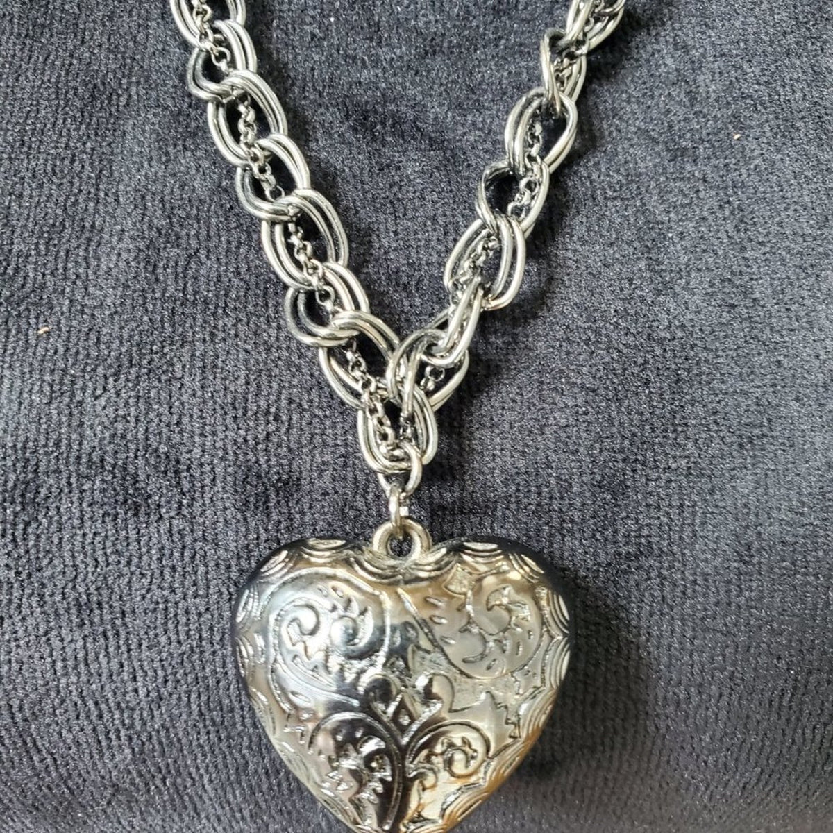 Womens Silver Tone Heart Shaped Chain with Lobster Clasp Jewelry Necklace
