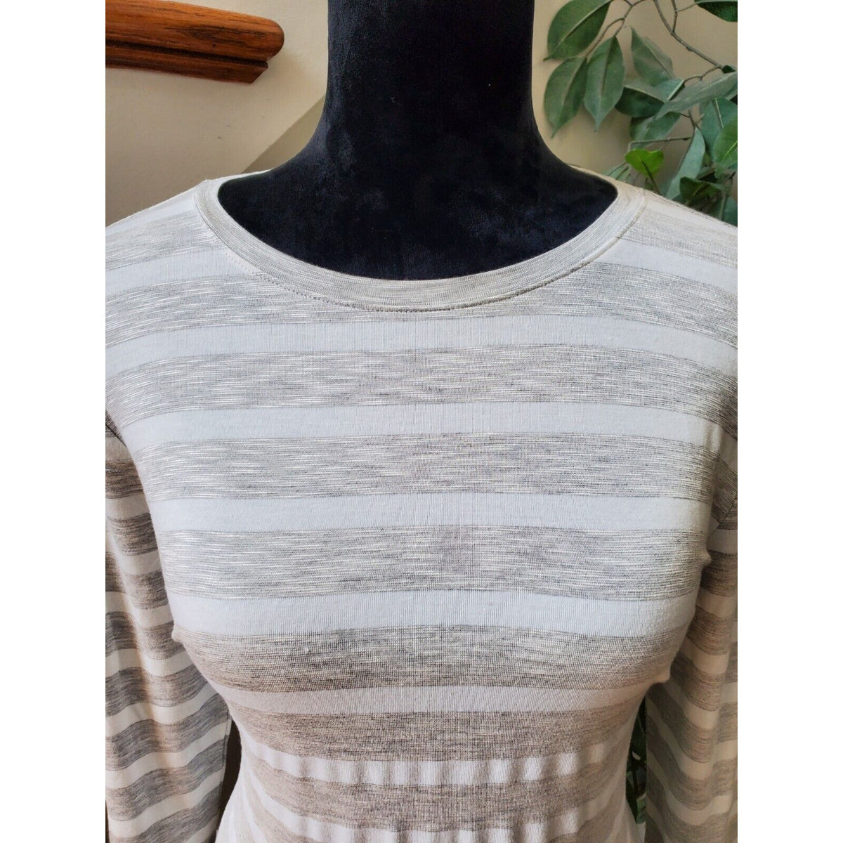 Old Navy Women's Gray Rayon Round Neck Long Sleeve Casual Top Shirt Size Medium