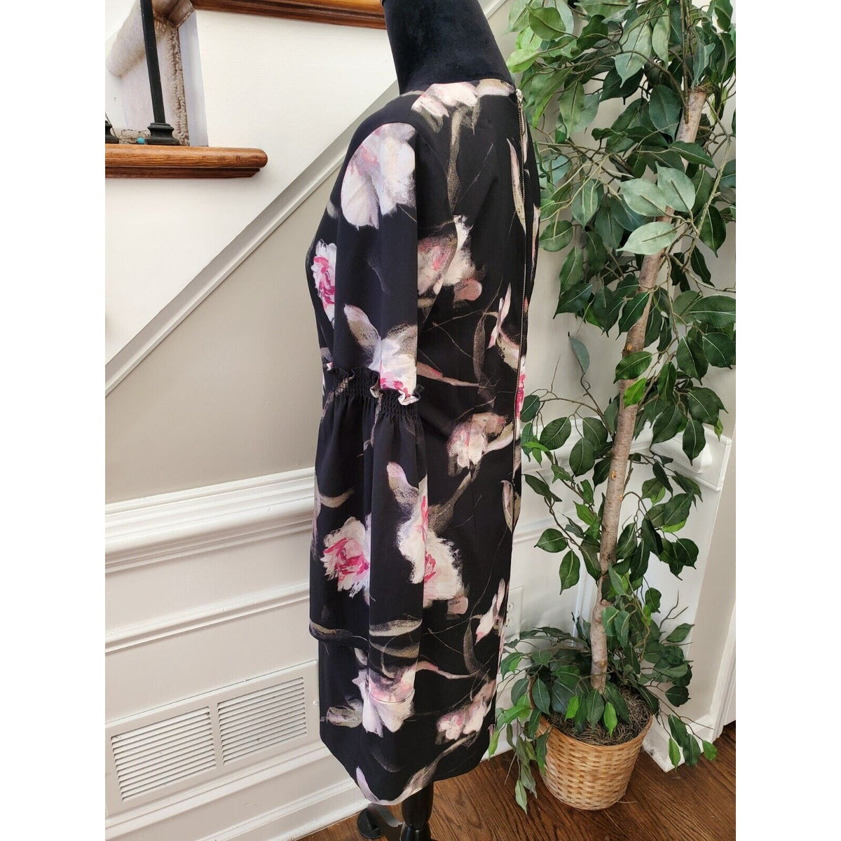 White House Black Market Floral Long Sleeve V Neck Knee Length Dress Size 4