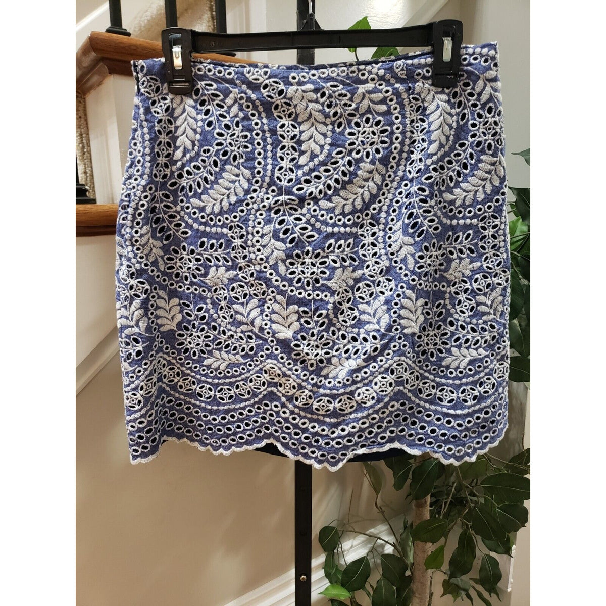 Ann Taylor LOFT Women Blue White Cotton Embroidered Scalloped Shift Skirt Size 8