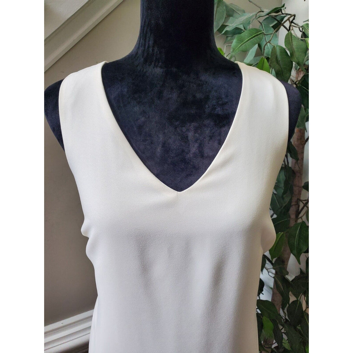 Banana Republic Women's White & Black Polyester V-Neck Sleeveless Knee Length 6
