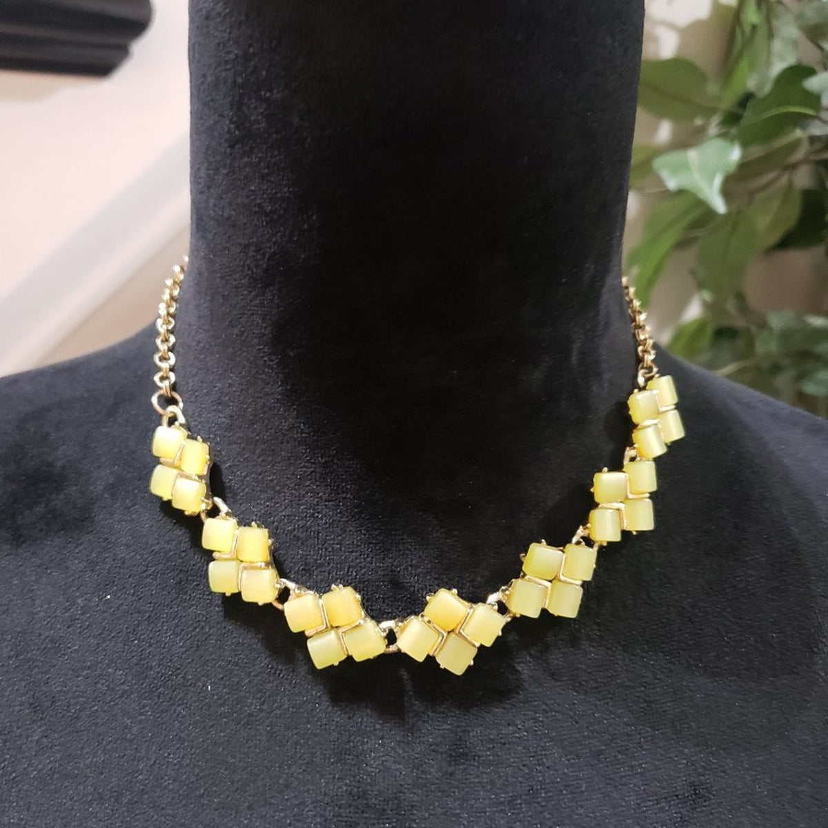 Womens Fashions Yellow Square Shaped Gemstone Collar Necklace with Lobster Clasp