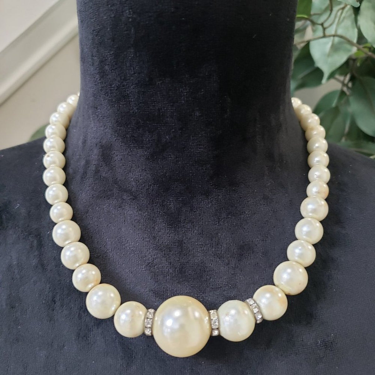 Women's Fashion Round Seashell Pearls Strand Collar Necklace with Lobster Clasp