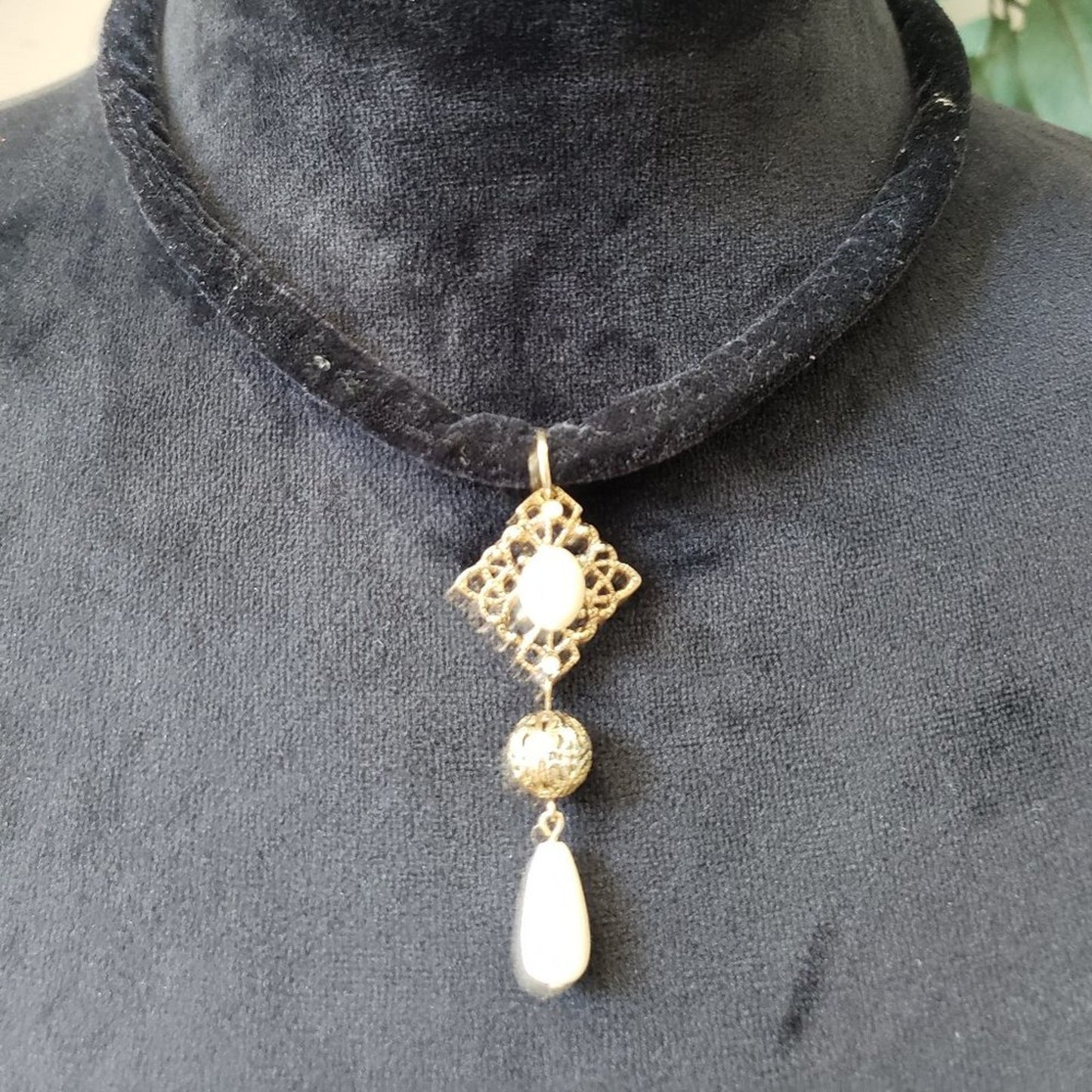 Womens Fashions Black Velvet Chocker Beaded Pendant Necklace with Lobster Clasp