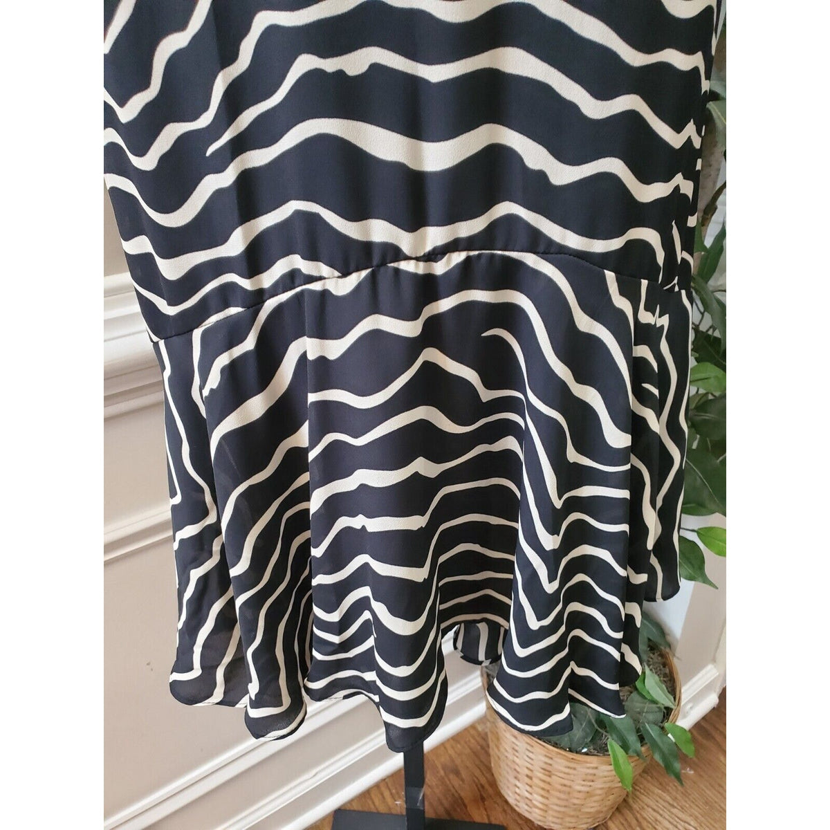Who What Wear Women's Black & White Round Neck Sleeveless Knee Length Dress L