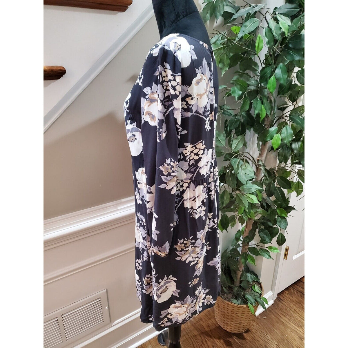 Old Navy Women's Black Floral Rayon Round Neck Long Sleeve Knee Length Dress M