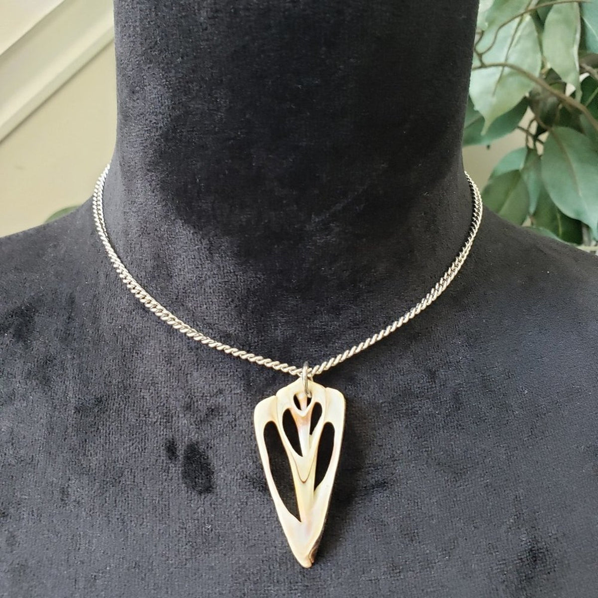 Womens Fashions Silver Trim Triangle Conch Shell Pendant Necklace Lobster Clasp
