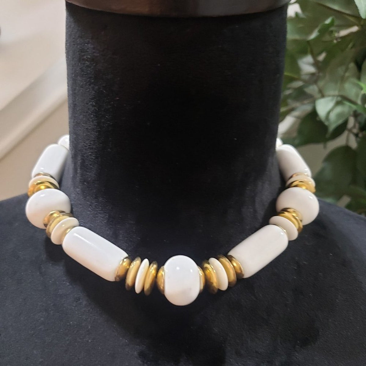 Women's Vintage White & Gold Round Beaded Lobster Clasp Necklace