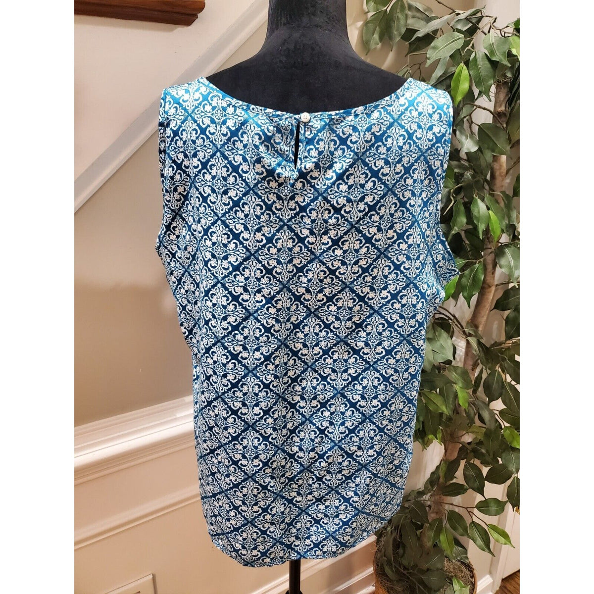 Gap Women Blue & White Polyester Scoop Neck Sleeveless Casual Top Blouse Size XL