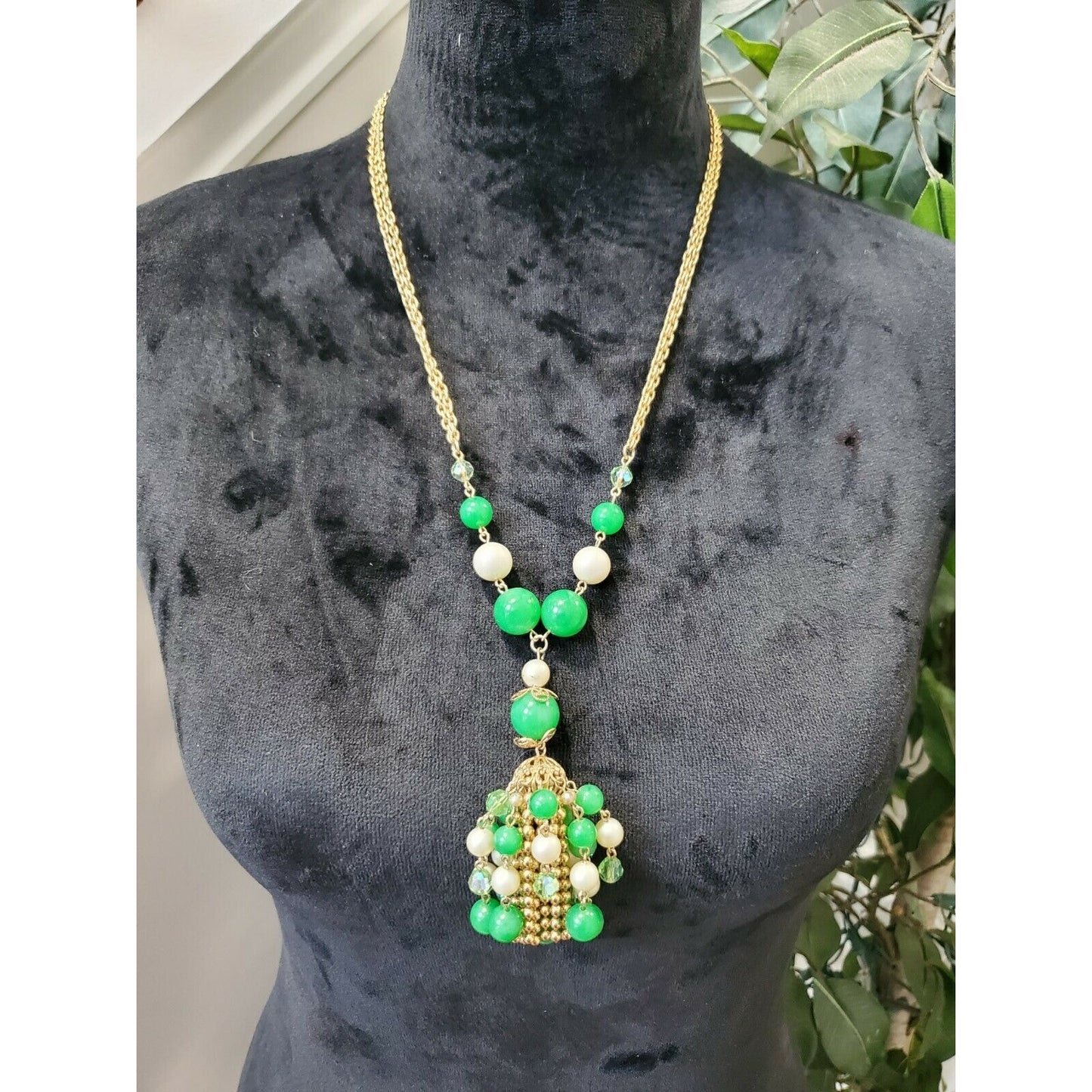 Green and White Pearl Beaded Necklace