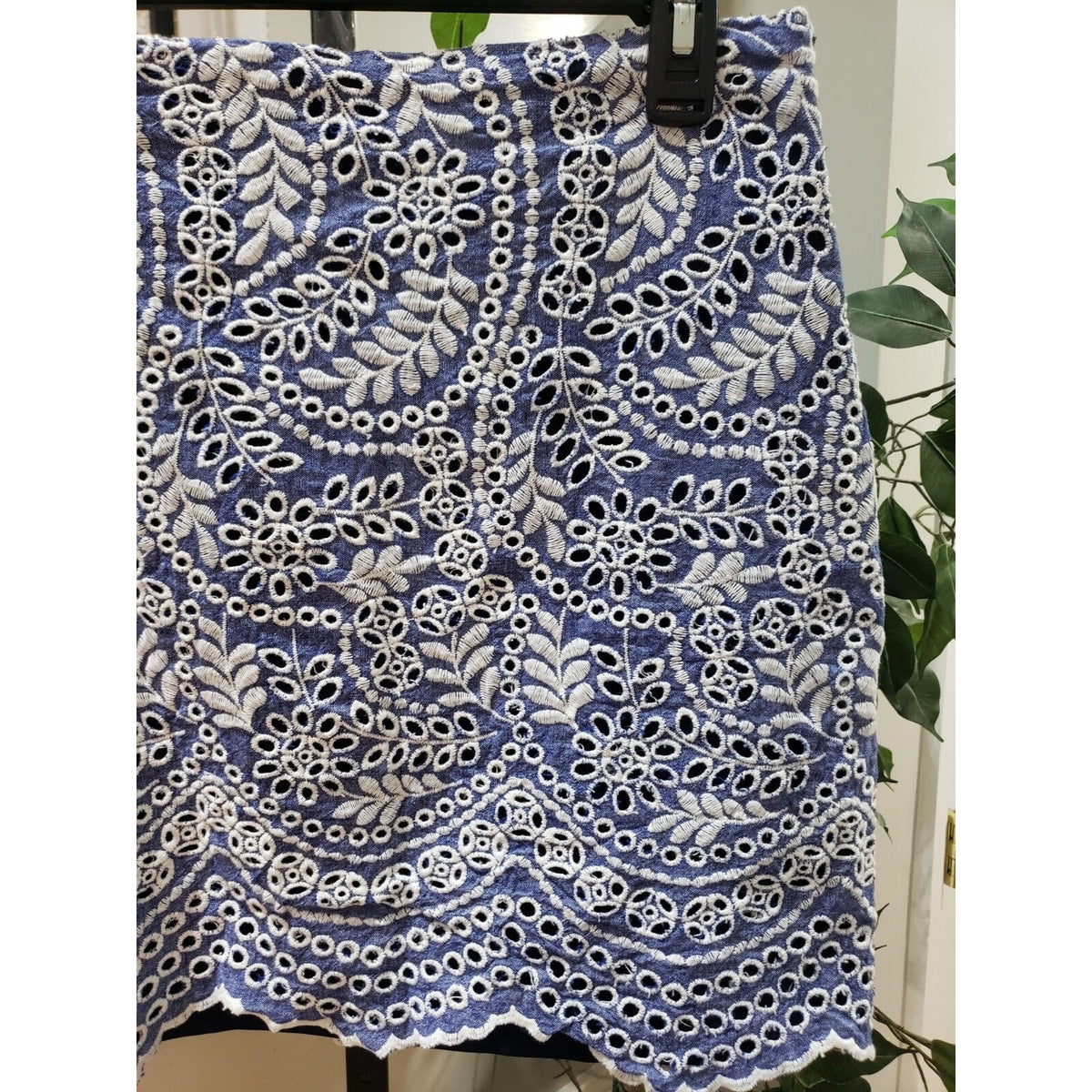 Ann Taylor LOFT Women Blue White Cotton Embroidered Scalloped Shift Skirt Size 8