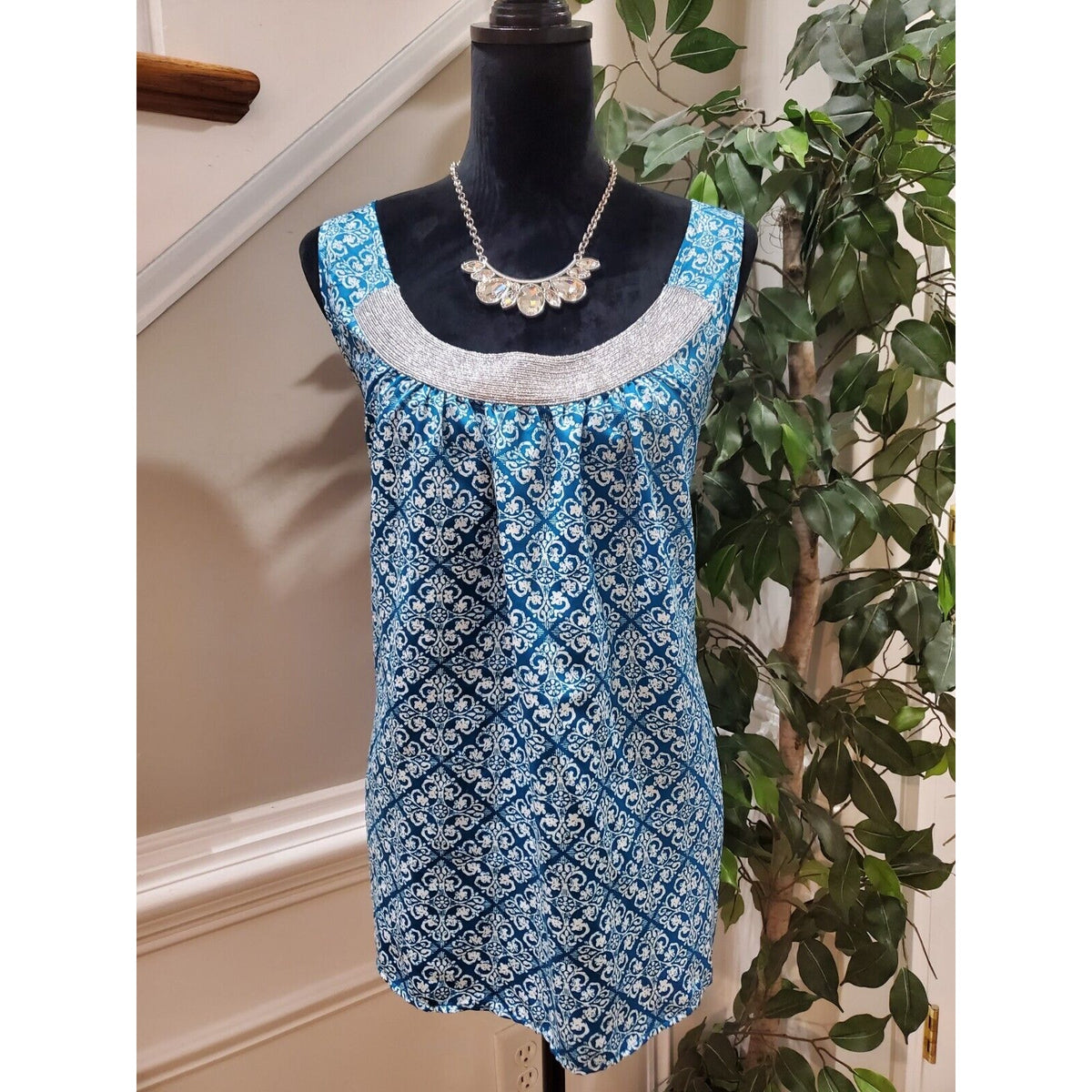 Gap Women Blue & White Polyester Scoop Neck Sleeveless Casual Top Blouse Size XL