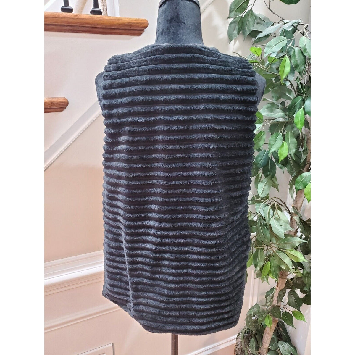 Women's Black 100% Polyester Faux Fur Sleeveless Casual Vest Jackets