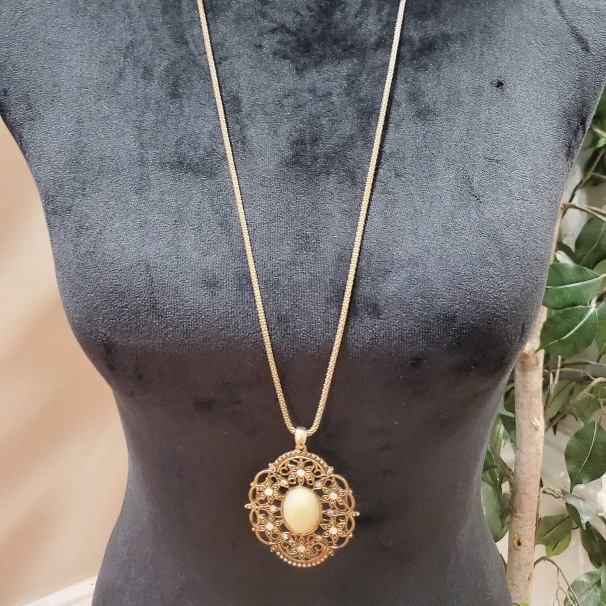 Womens Vintage Gold Tone Faux Pearl Cabochon Rhinestones Necklace