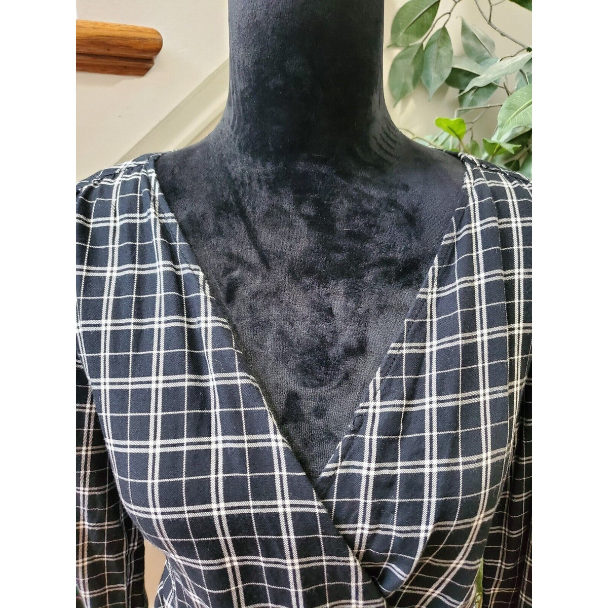Abercrombie & Fitch Women Black & White Viscose V-Neck Long Sleeve Top Blouse S