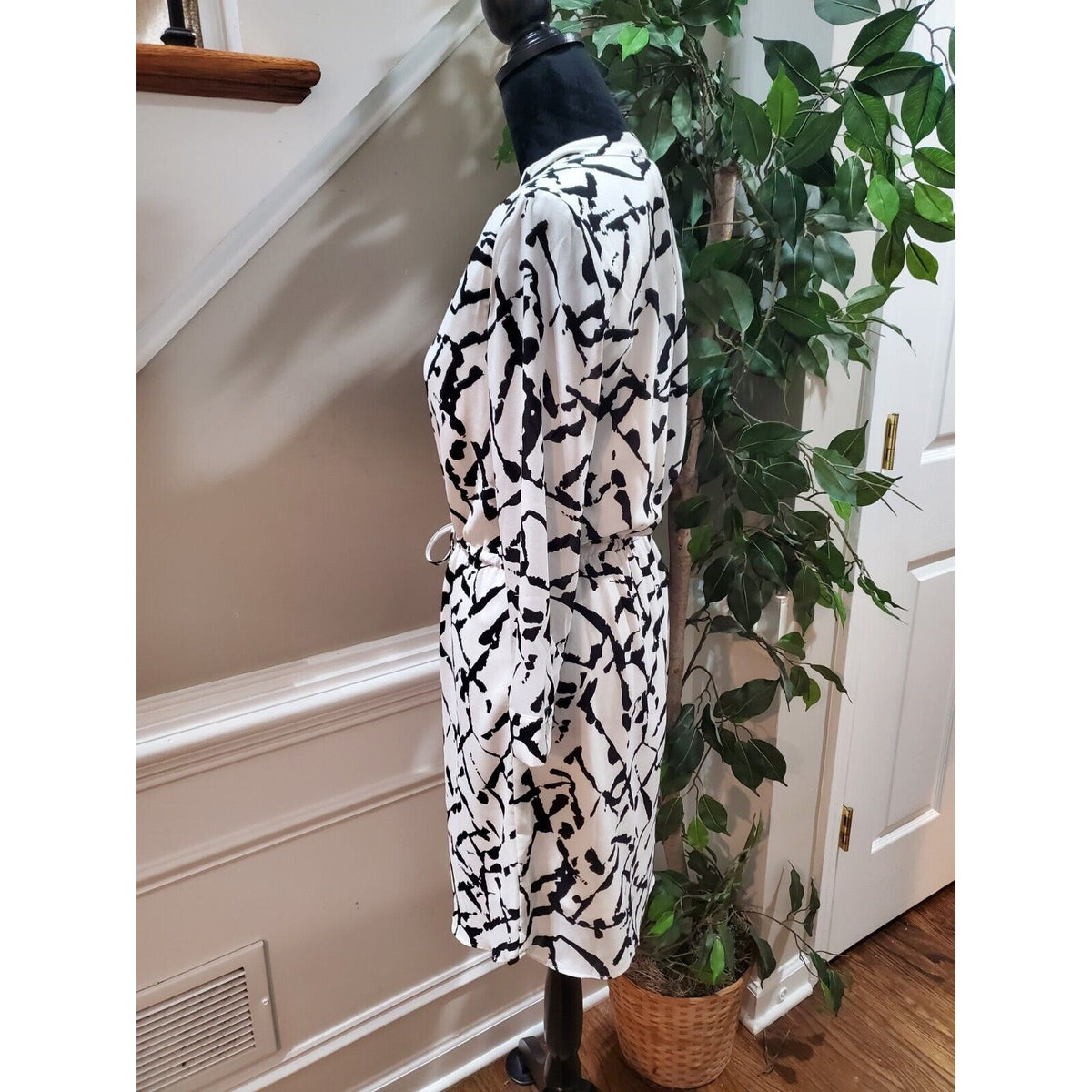 Young Threads Women's Black & White V-Neck Long Sleeve Knee Length Dress Size S