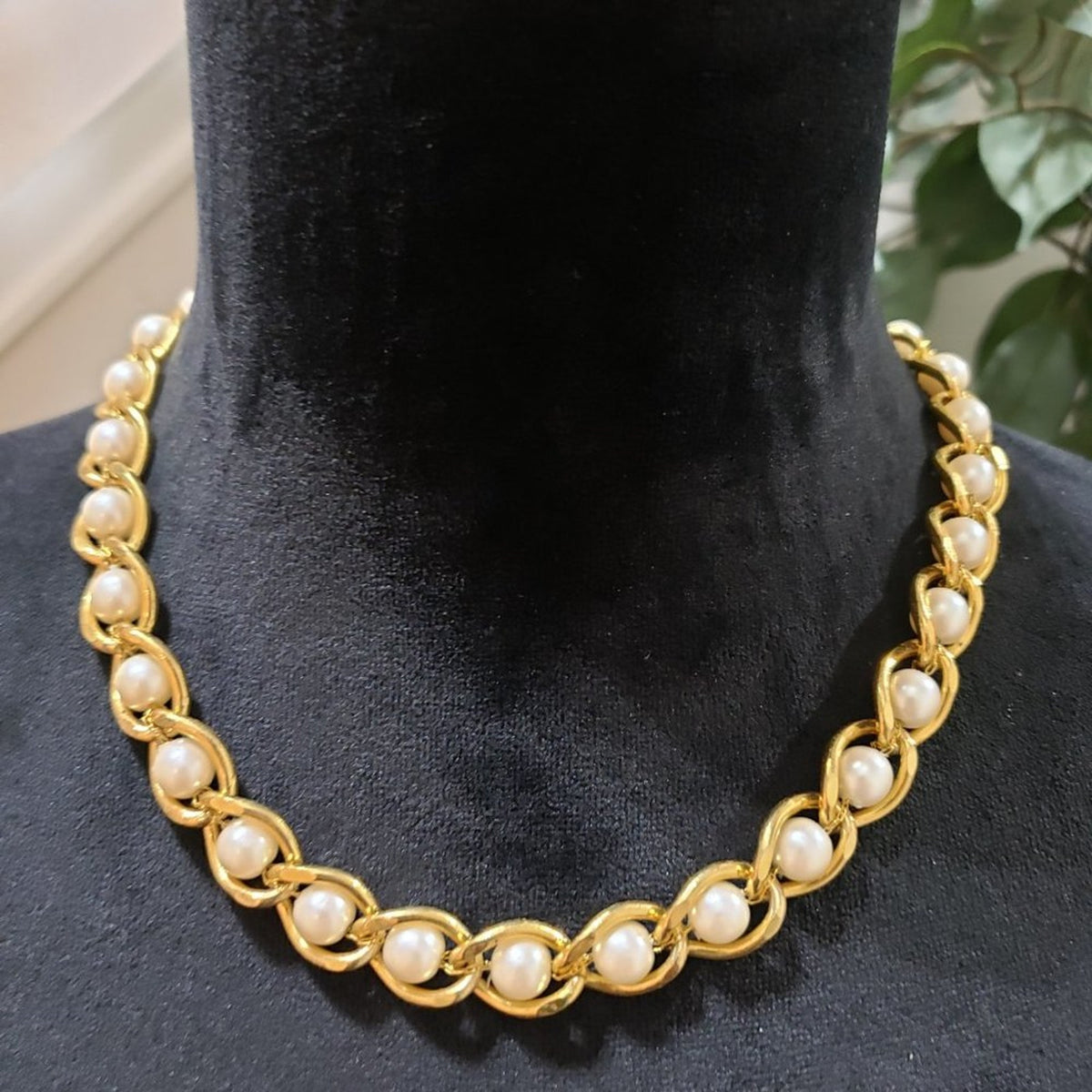 Womens Beautiful Gold Tone Chain Link White Faux Pearl Necklace