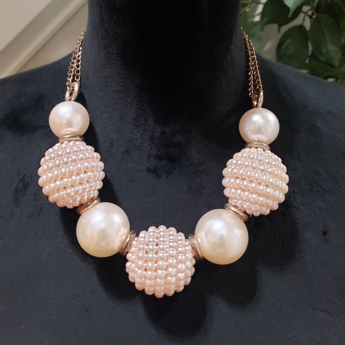 Women's Vintage 80s Chunky Lightweight White Fox Pearl Collar Necklace