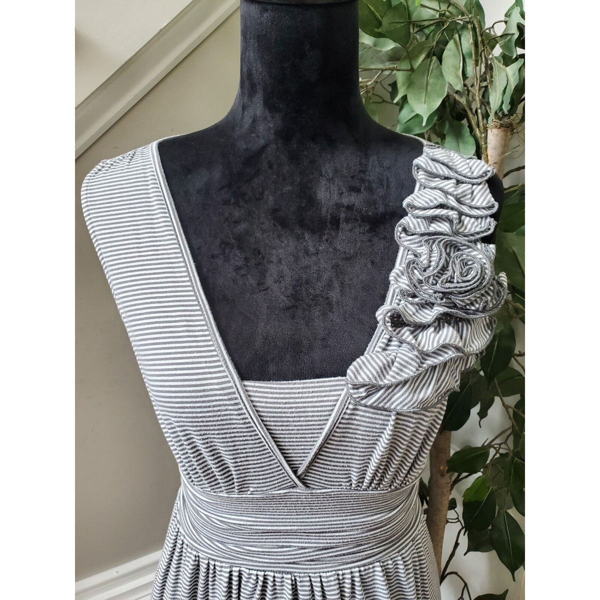 Specklers Women's White & Gray Polyester V-Neck Sleeveless Knee Length Dress M