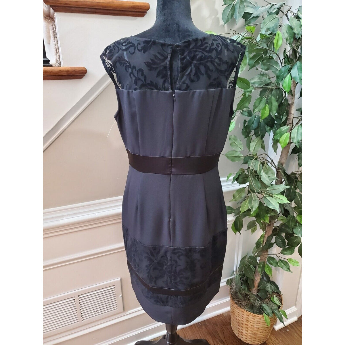 Sandra Darren Women's Black Polyester Boat Neck Sleeveless Knee Length Dress 12