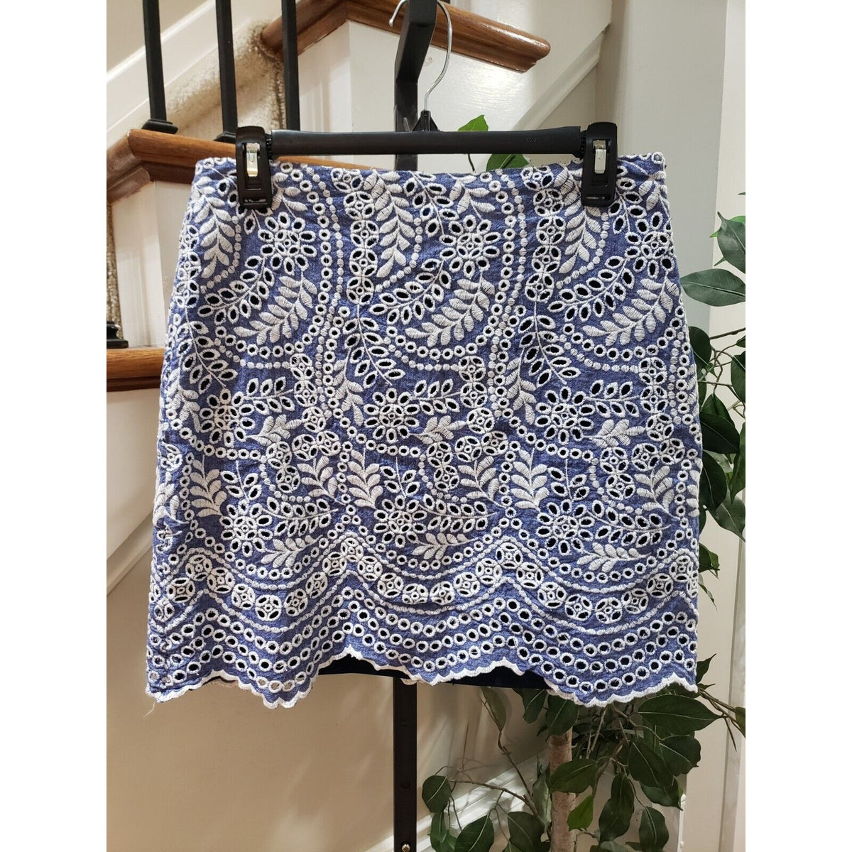 Ann Taylor LOFT Women Blue White Cotton Embroidered Scalloped Shift Skirt Size 8