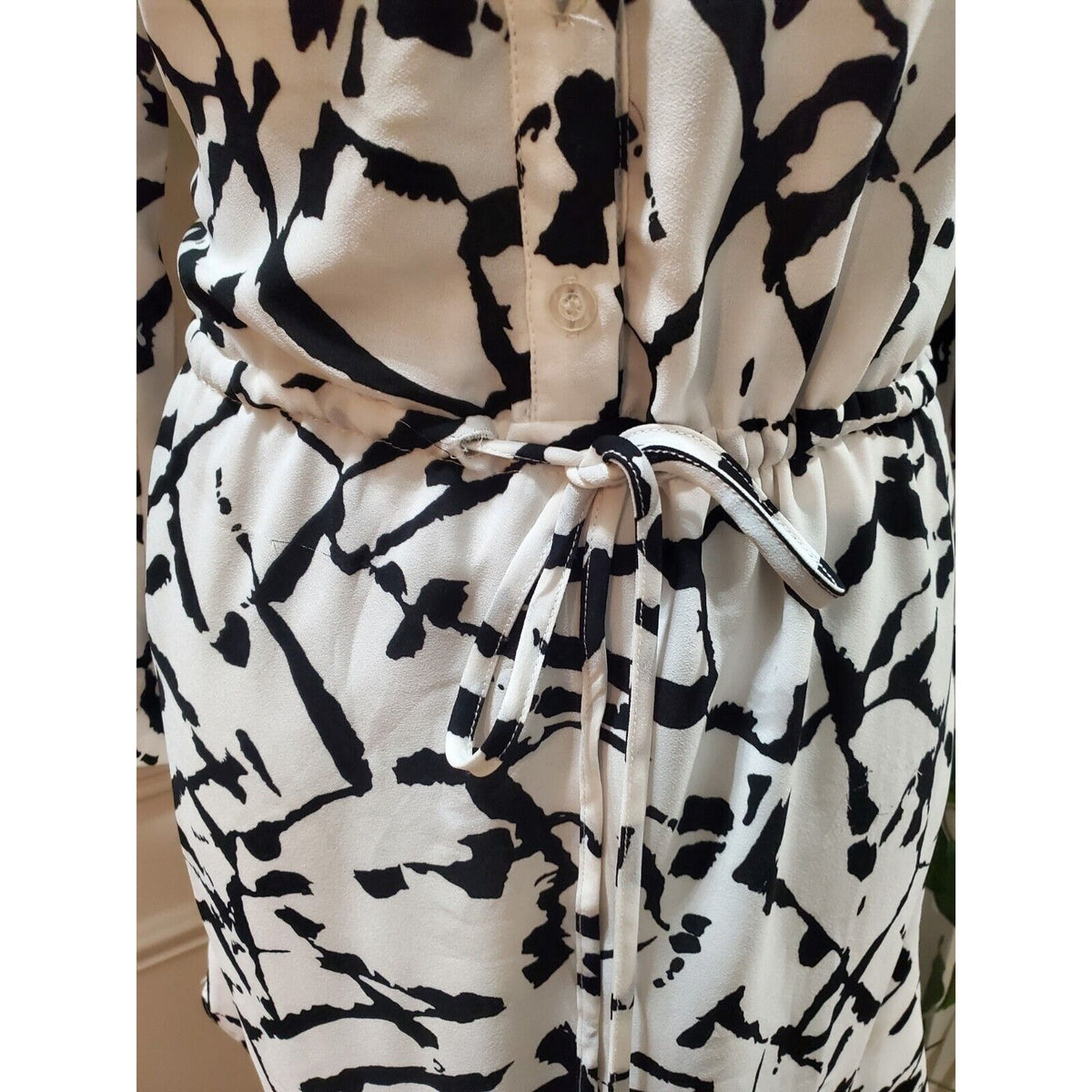 Young Threads Women's Black & White V-Neck Long Sleeve Knee Length Dress Size S