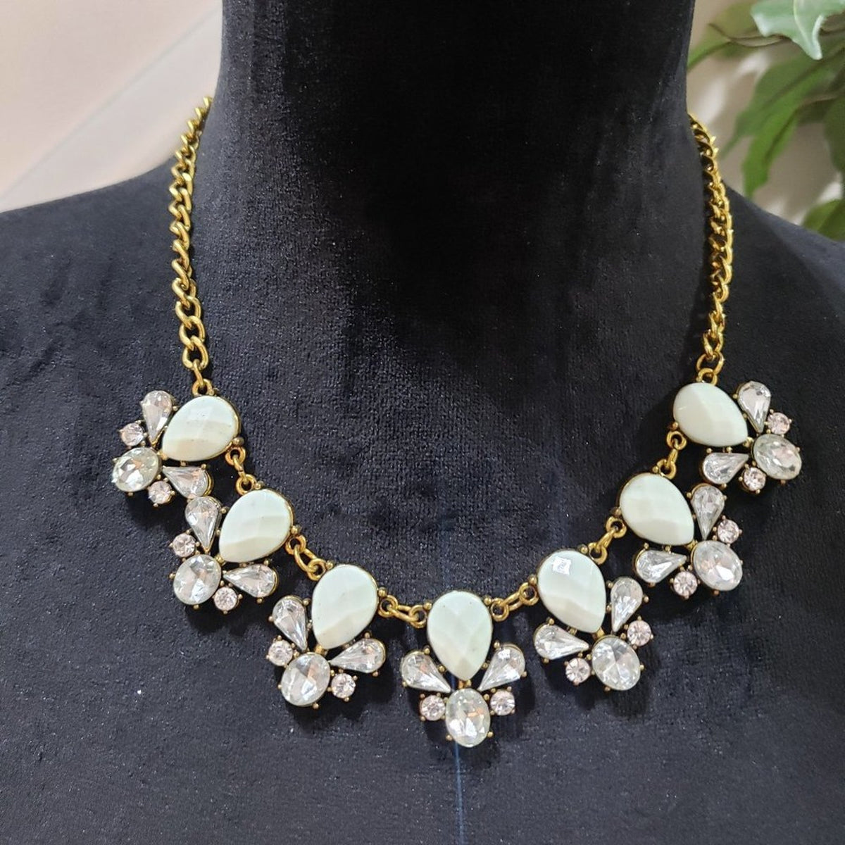 Womens Fashion White Floral Glass Bead Stones Collar Necklace with Lobster Clasp