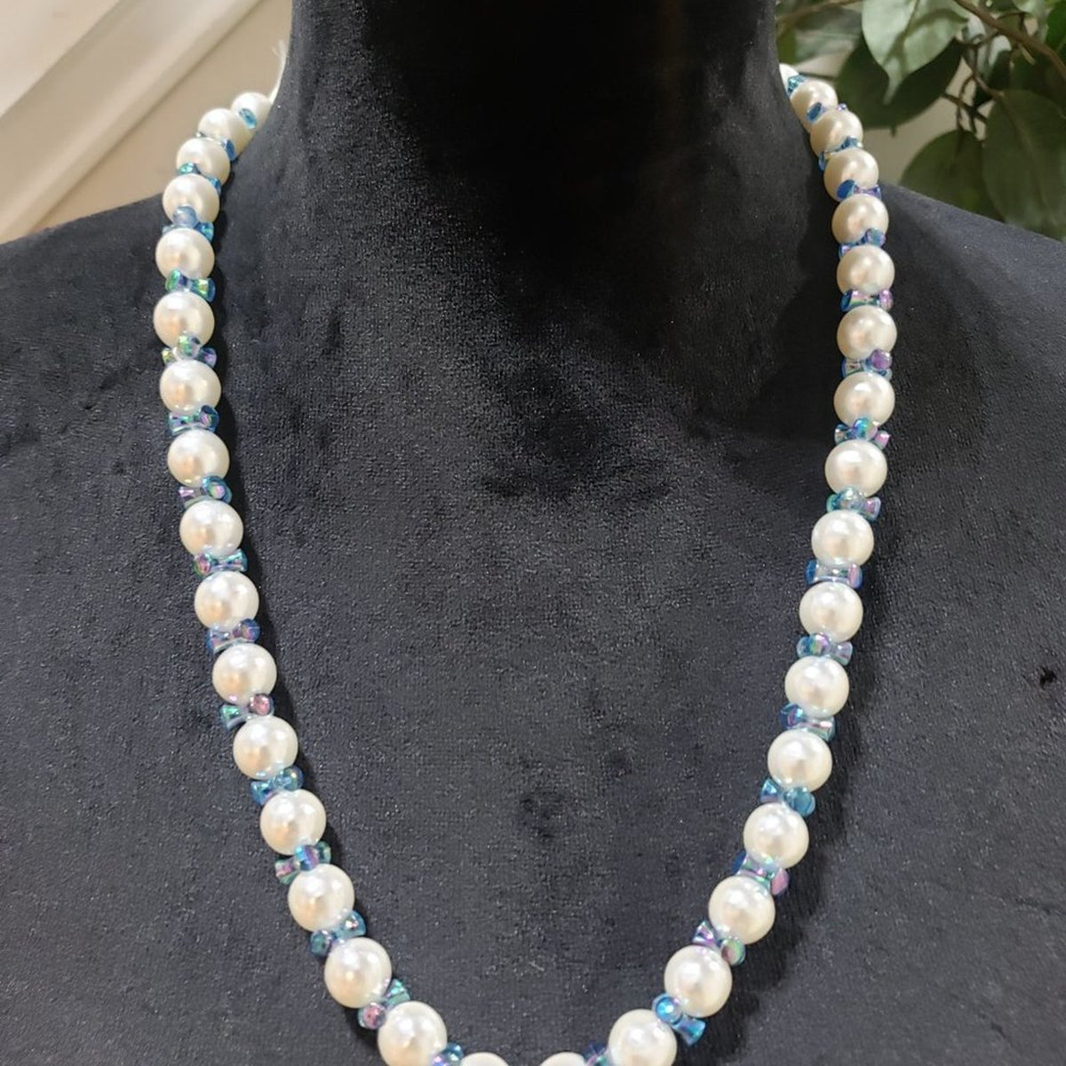 Women's White Pearl Round Shape Beaded Statement Fashion Necklace