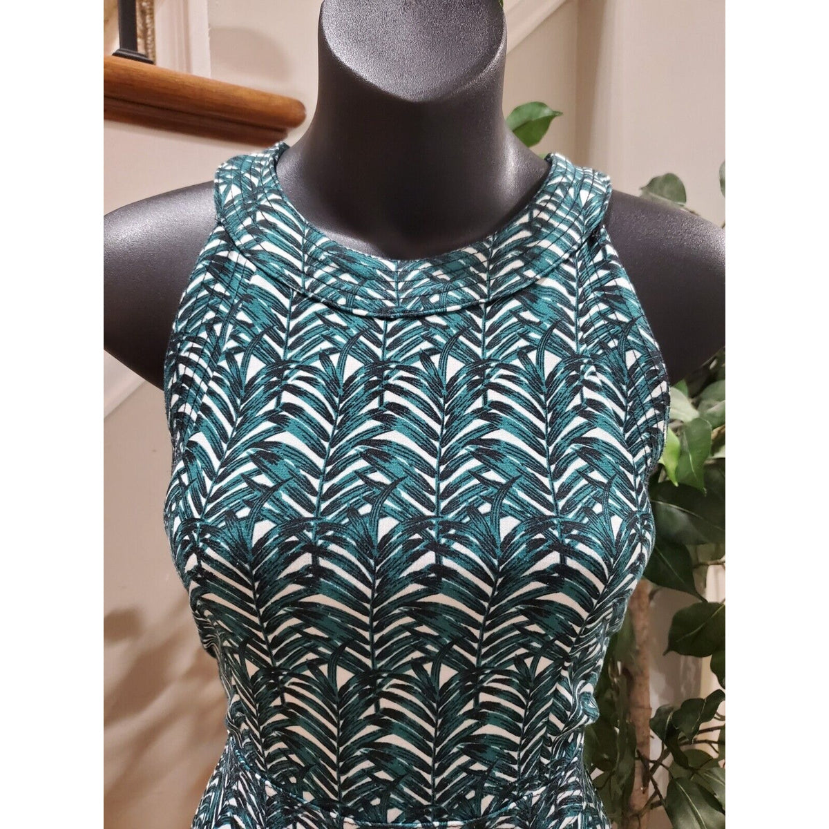 Women's Green & White Polyester Round Neck Sleeveless Knee Length Dress Size S