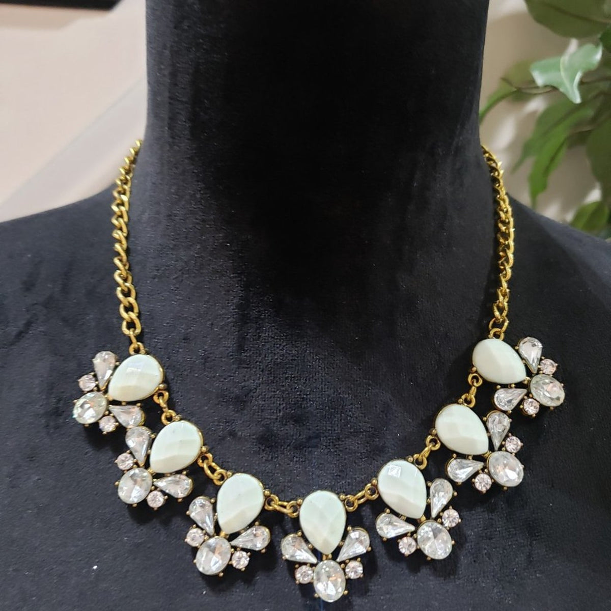 Womens Fashion White Floral Glass Bead Stones Collar Necklace with Lobster Clasp