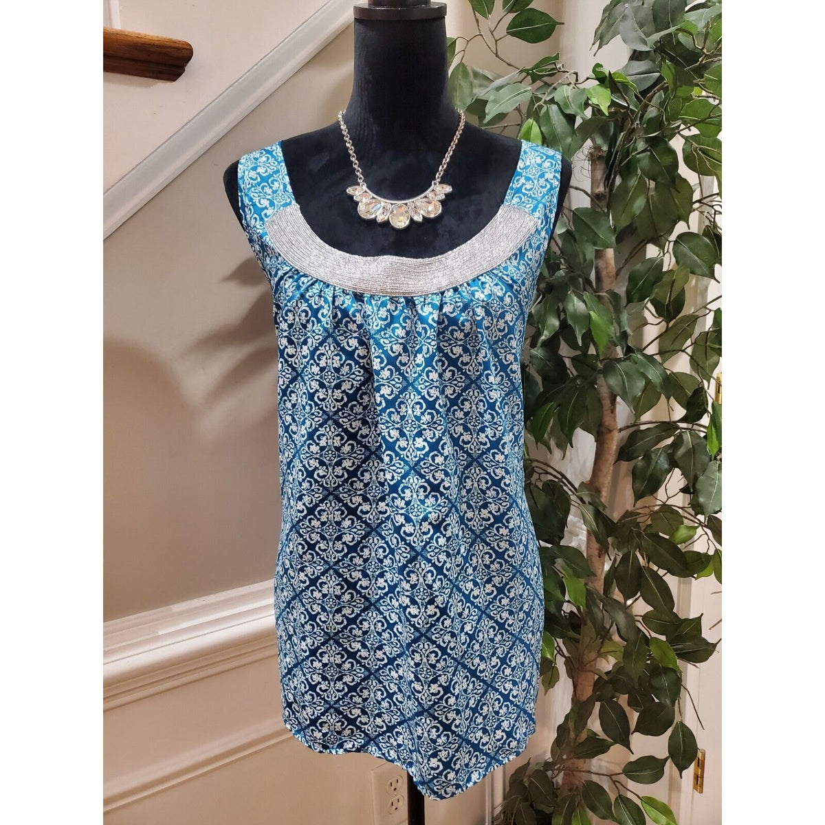 Gap Women Blue & White Polyester Scoop Neck Sleeveless Casual Top Blouse Size XL