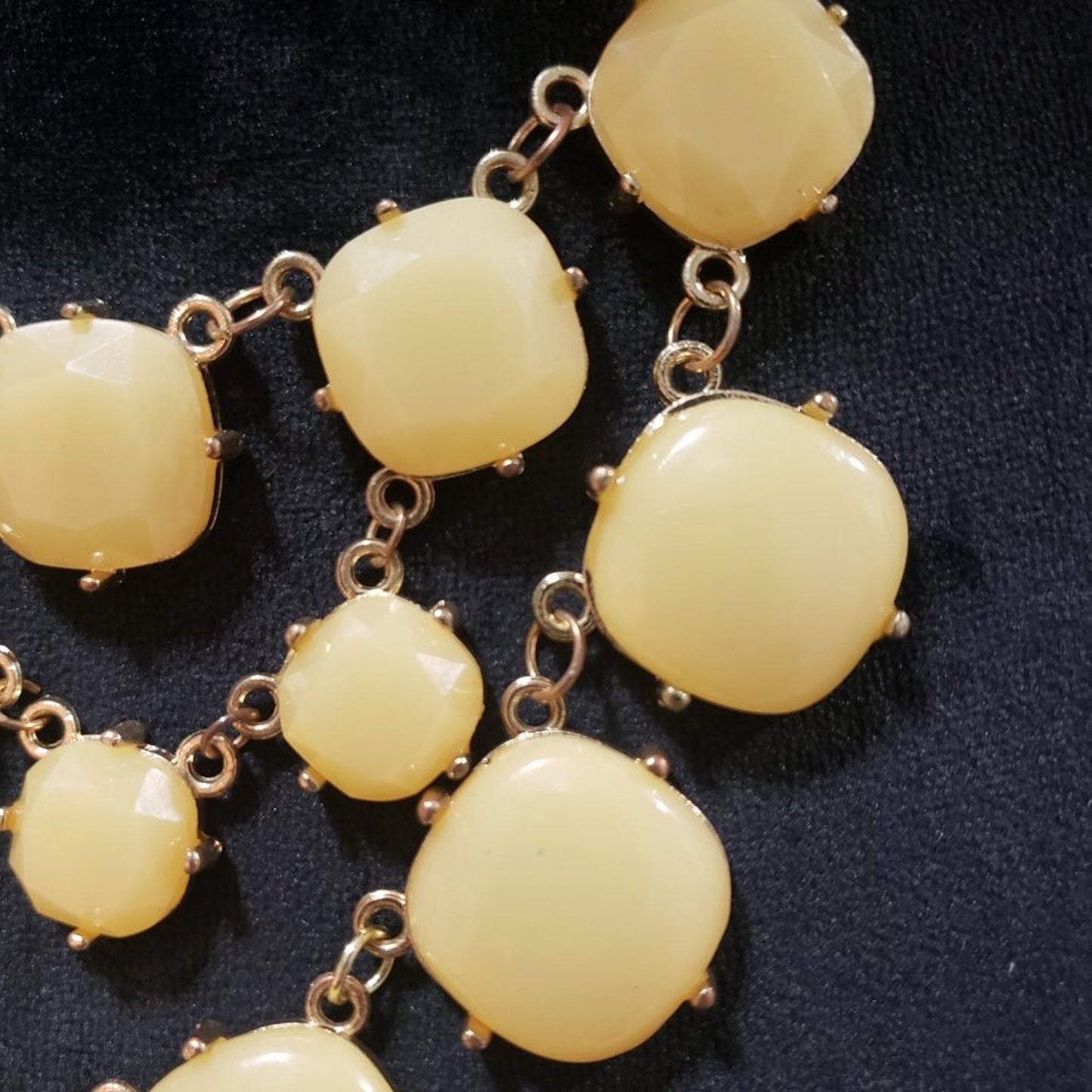 Women's Fashion Gold Tone Chain Chunky Beige Gemstones Statement Necklace