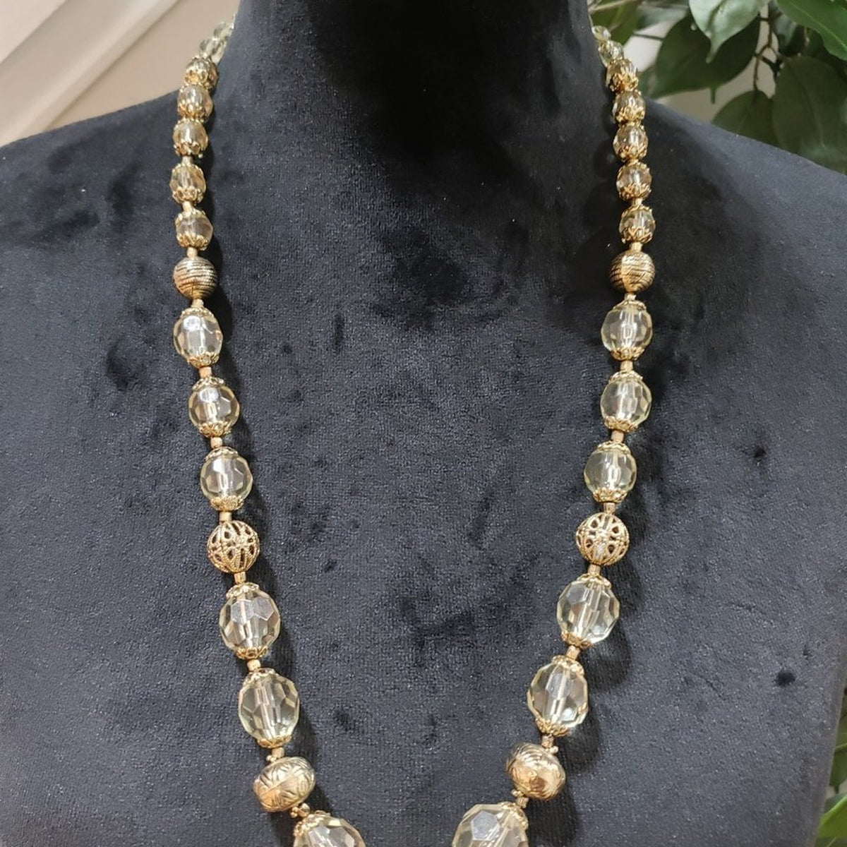 Women Fashion White Clear Faceted Crystals Beaded Teardrop Necklace with Lobster