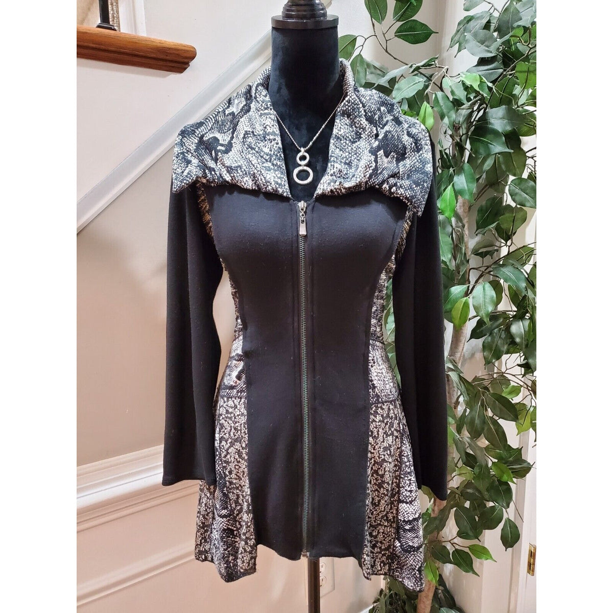 Fleur De Lis Women's Black & White Acrylic Long Sleeve Full Zip Front Jacket S