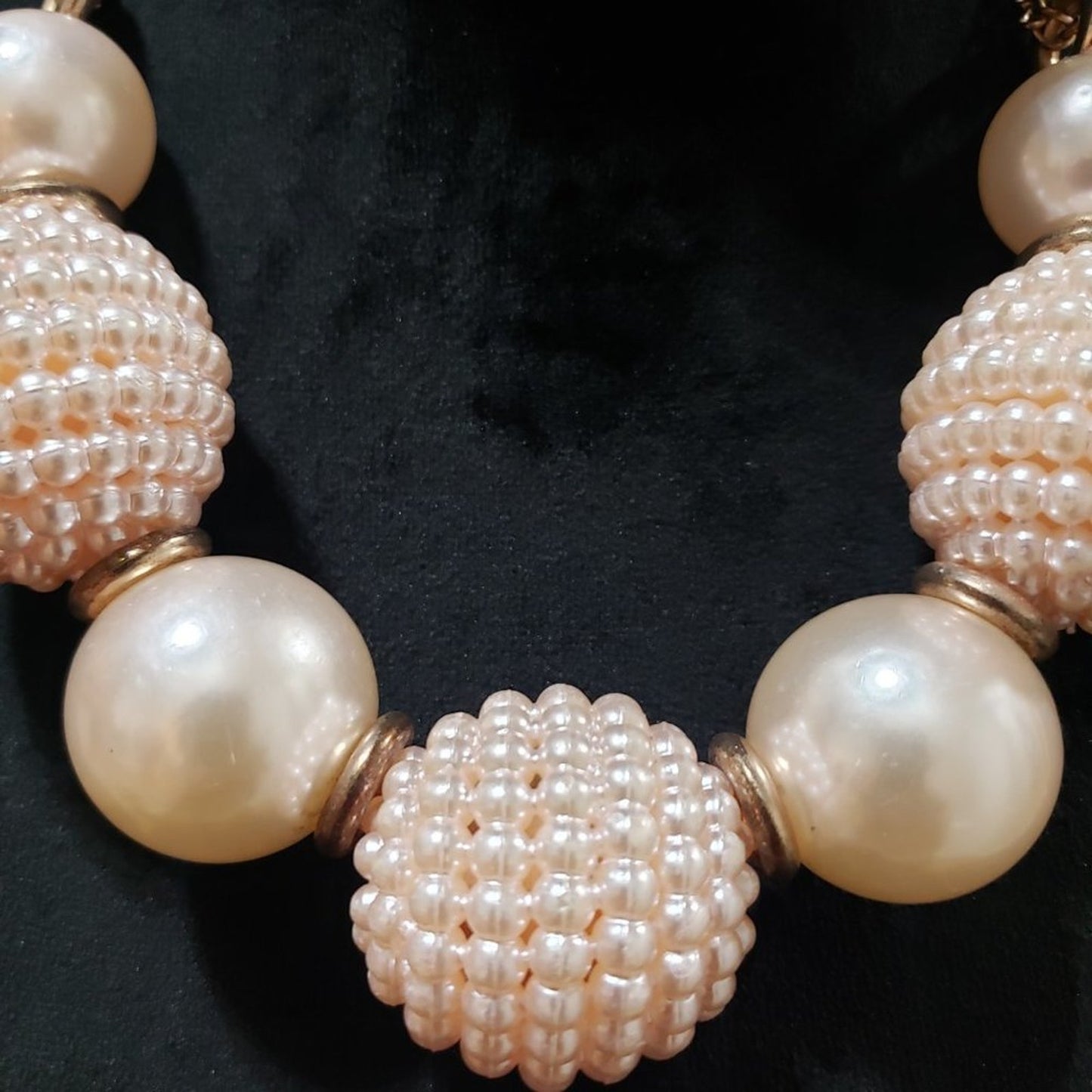 Women's Vintage 80s Chunky Lightweight White Fox Pearl Collar Necklace
