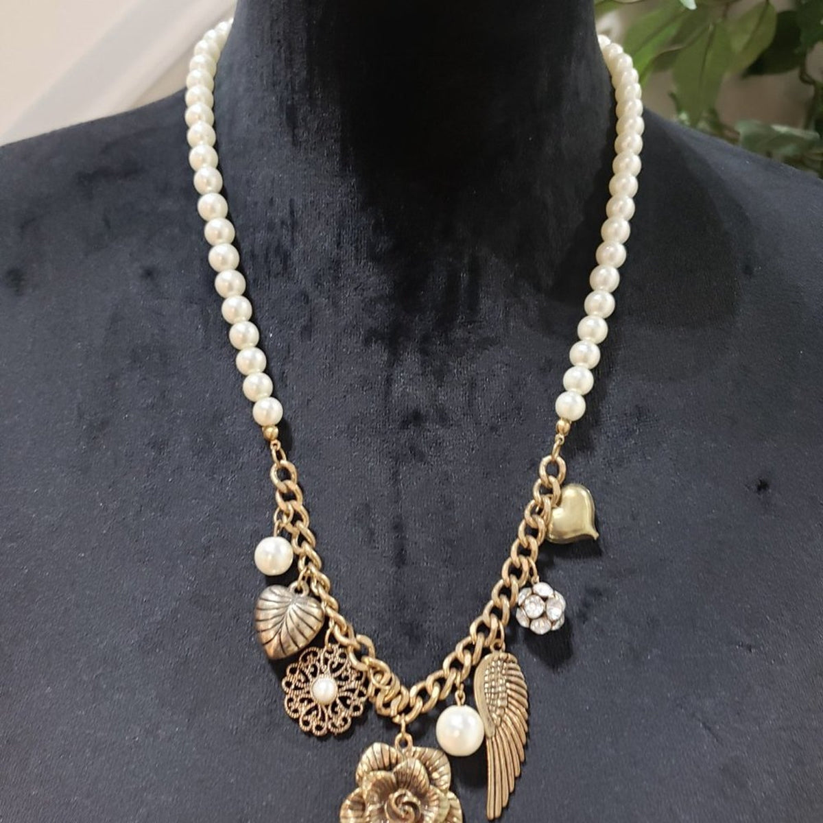 Womens Fashions Gold Tone Flower Heart Beaded Collar Necklace w/ Lobster Clasp