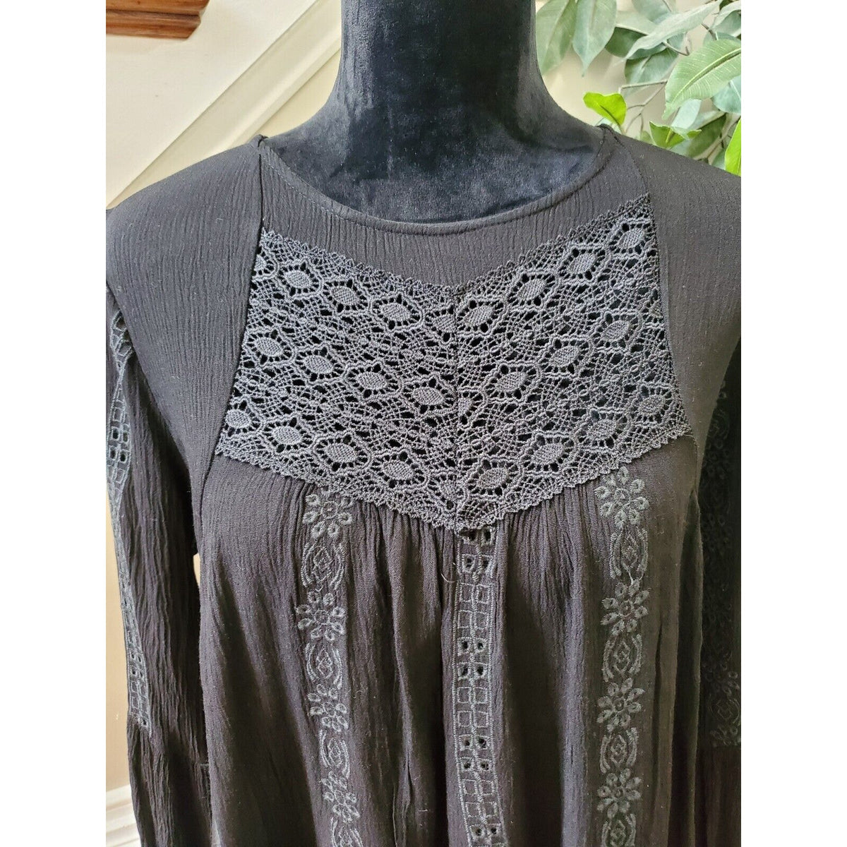 Adiva Women's Black 100% Rayon Round Neck Long Sleeve Casual Top Blouse Size M