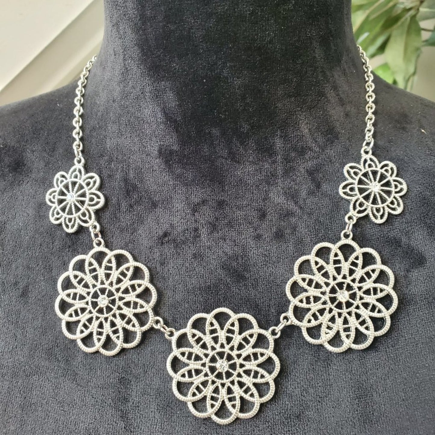 Women's Silver Tone with Flowers Design with Lobster Clasp Necklace