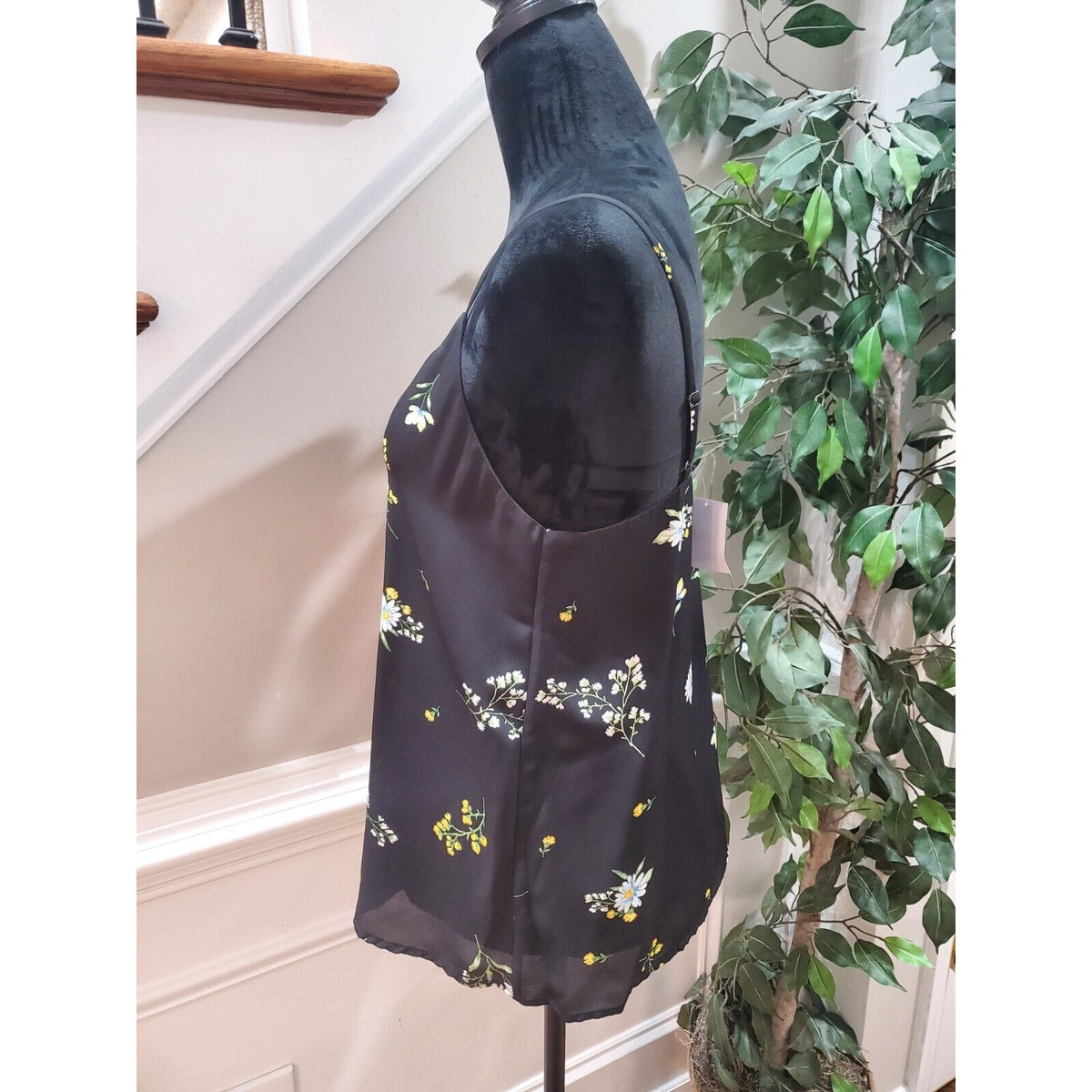 Socialite Black Floral Scalloped V-Neck Sleeveless Camisole Top Blouse Small
