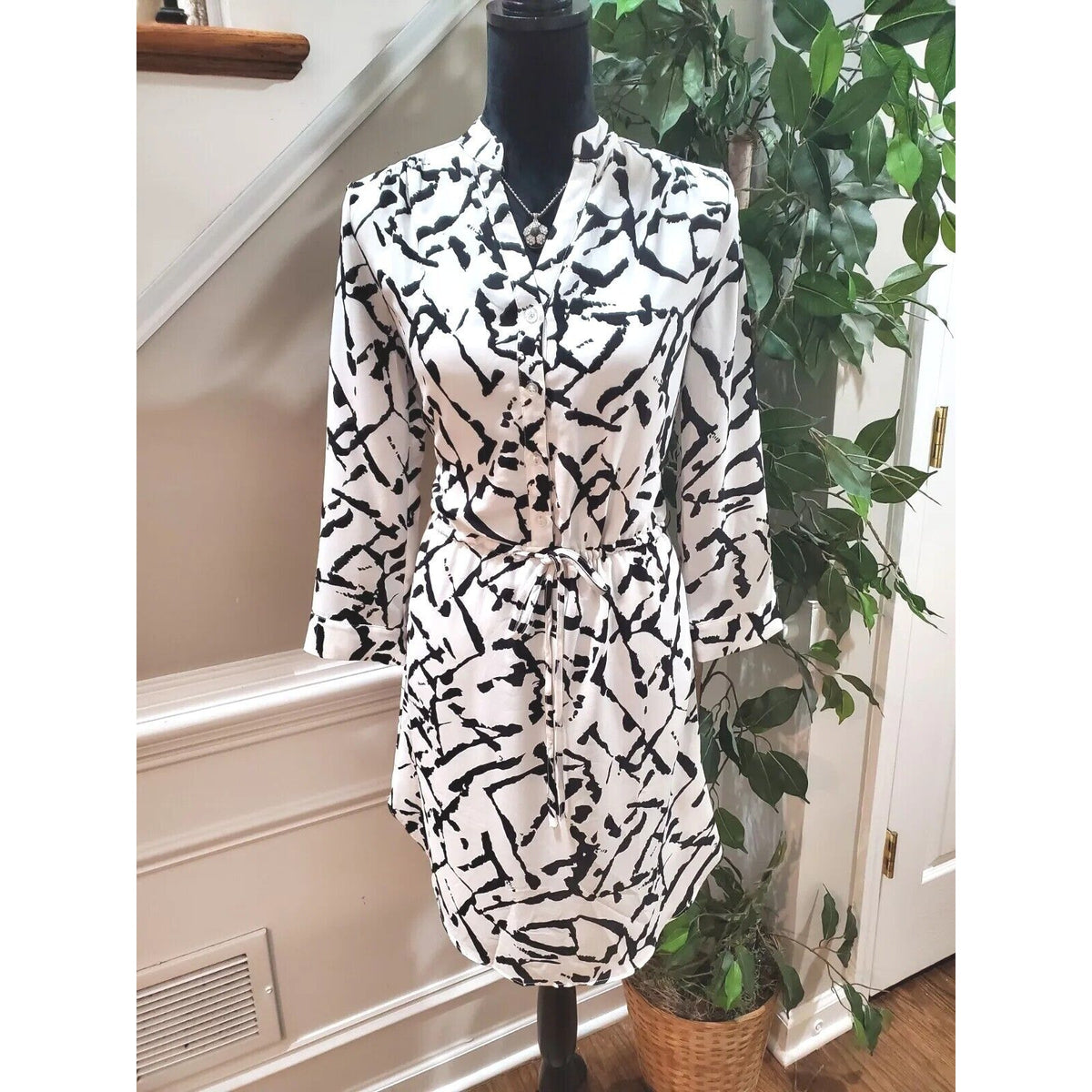 Young Threads Women's Black & White V-Neck Long Sleeve Knee Length Dress Size S