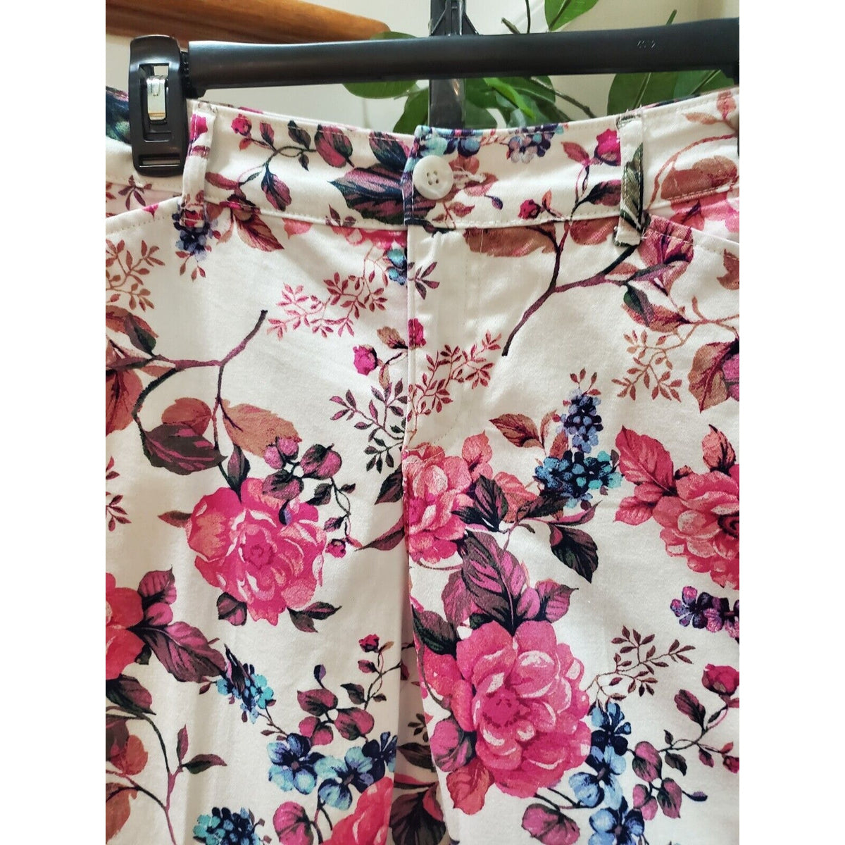 St John's Bay Women's White Floral Cotton Mid Rise Secretly Slender Capri Pant 8
