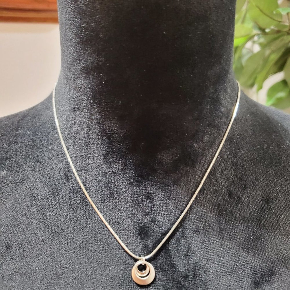 Lia Sophia Womens Gold Tone Double Circle Pendant Necklace