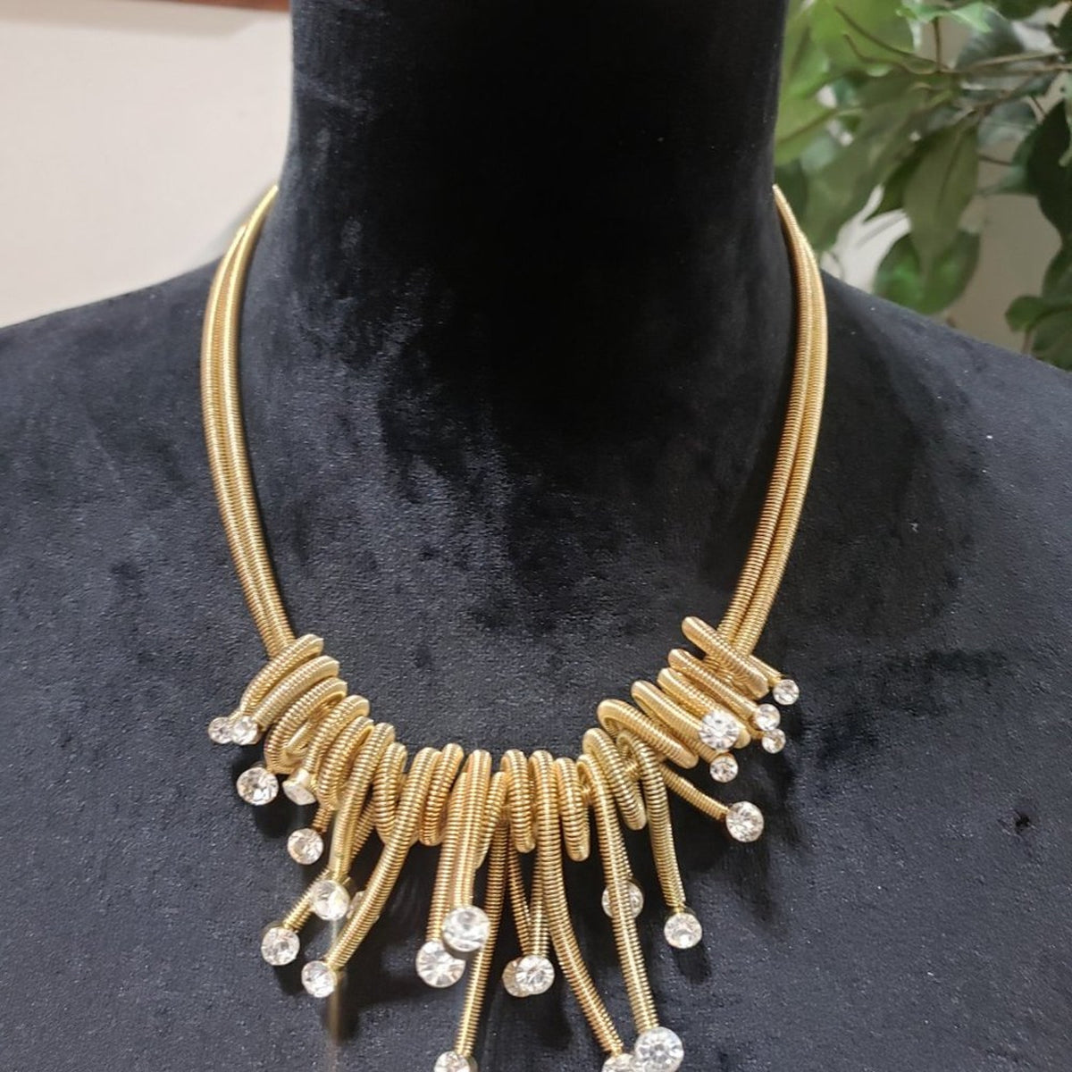 Traci Lynn Womens Unwind Gold Tone Rhinestone Statement Fashion Necklace