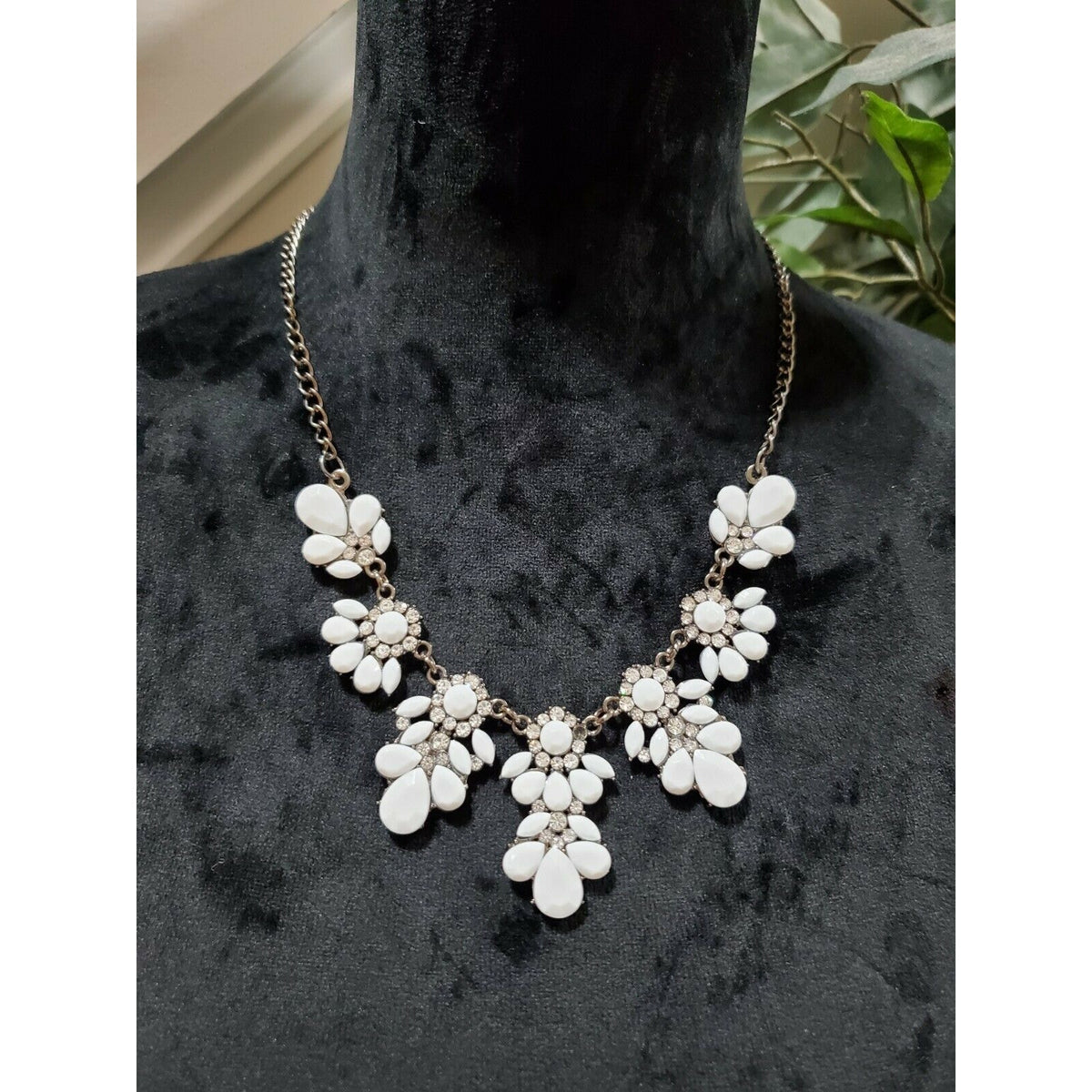 Western White Floral Stylish Choker Necklace
